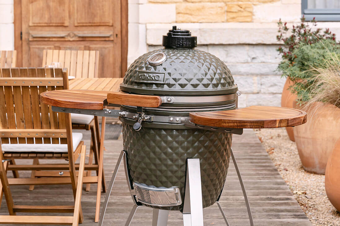 Kamado Kokko de 18 pulgadas en uso, mostrando la apertura de la tapa, el control del aire y el uso del kamado en una situación real.
