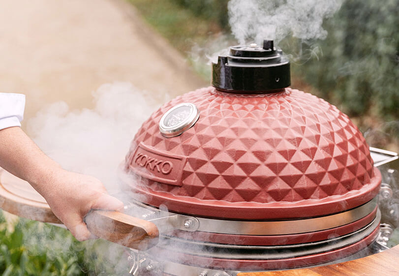 Kamado Kokko de cerámica que muestra la calidad de fabricación y la garantía del fabricante.