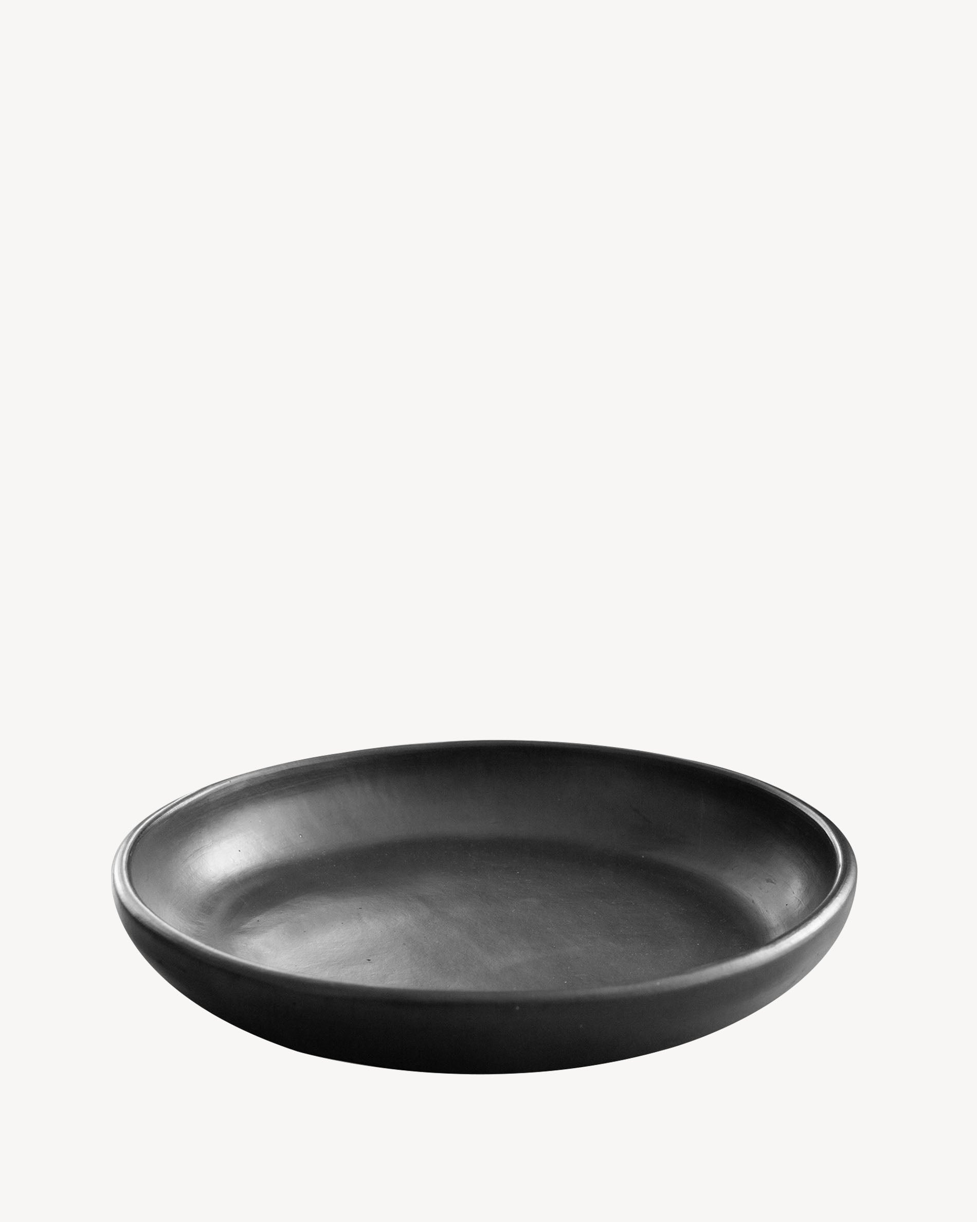 Gran fuente redonda de barro negro Chamba