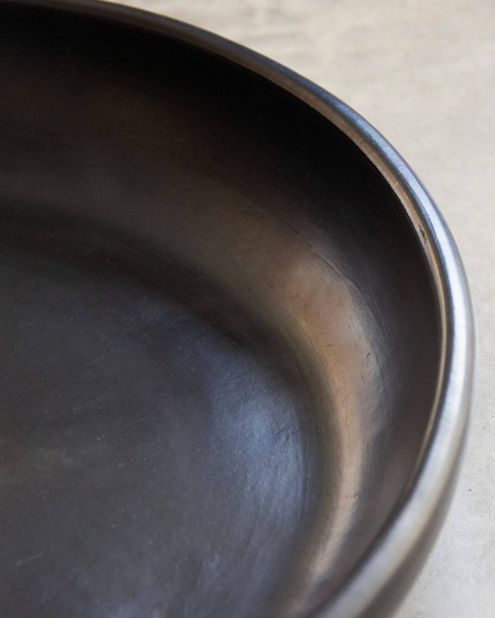 Gran fuente redonda de barro negro Chamba