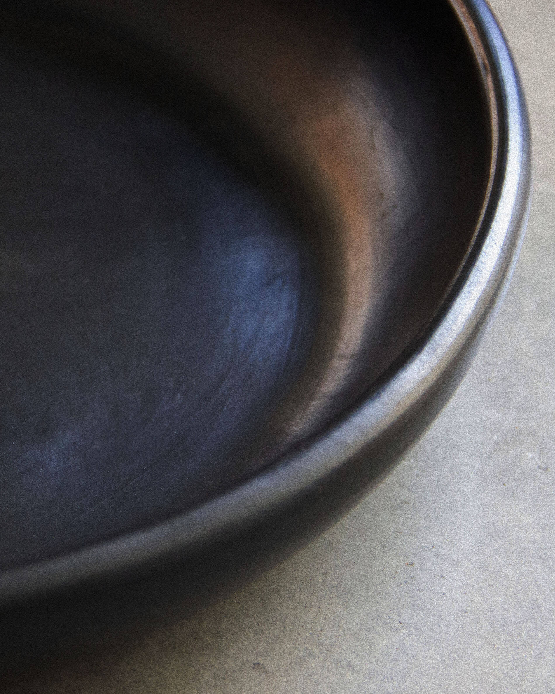 Gran fuente redonda de barro negro Chamba