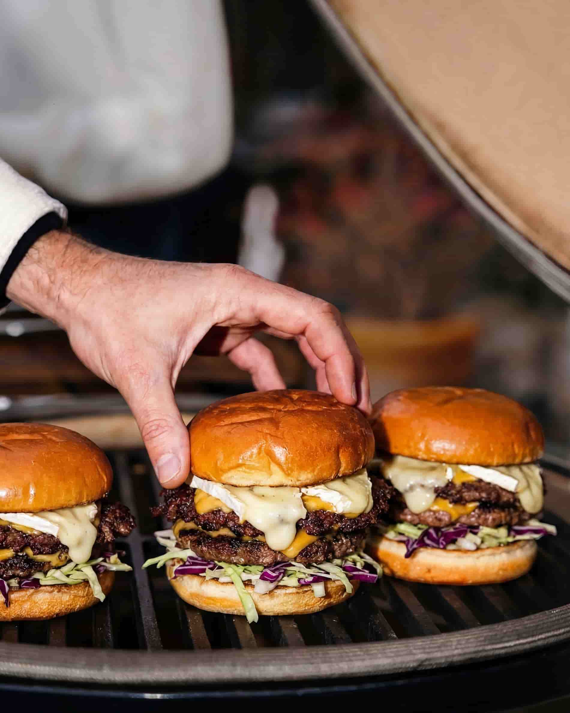 Parrilla de hierro fundido con hamburguesas