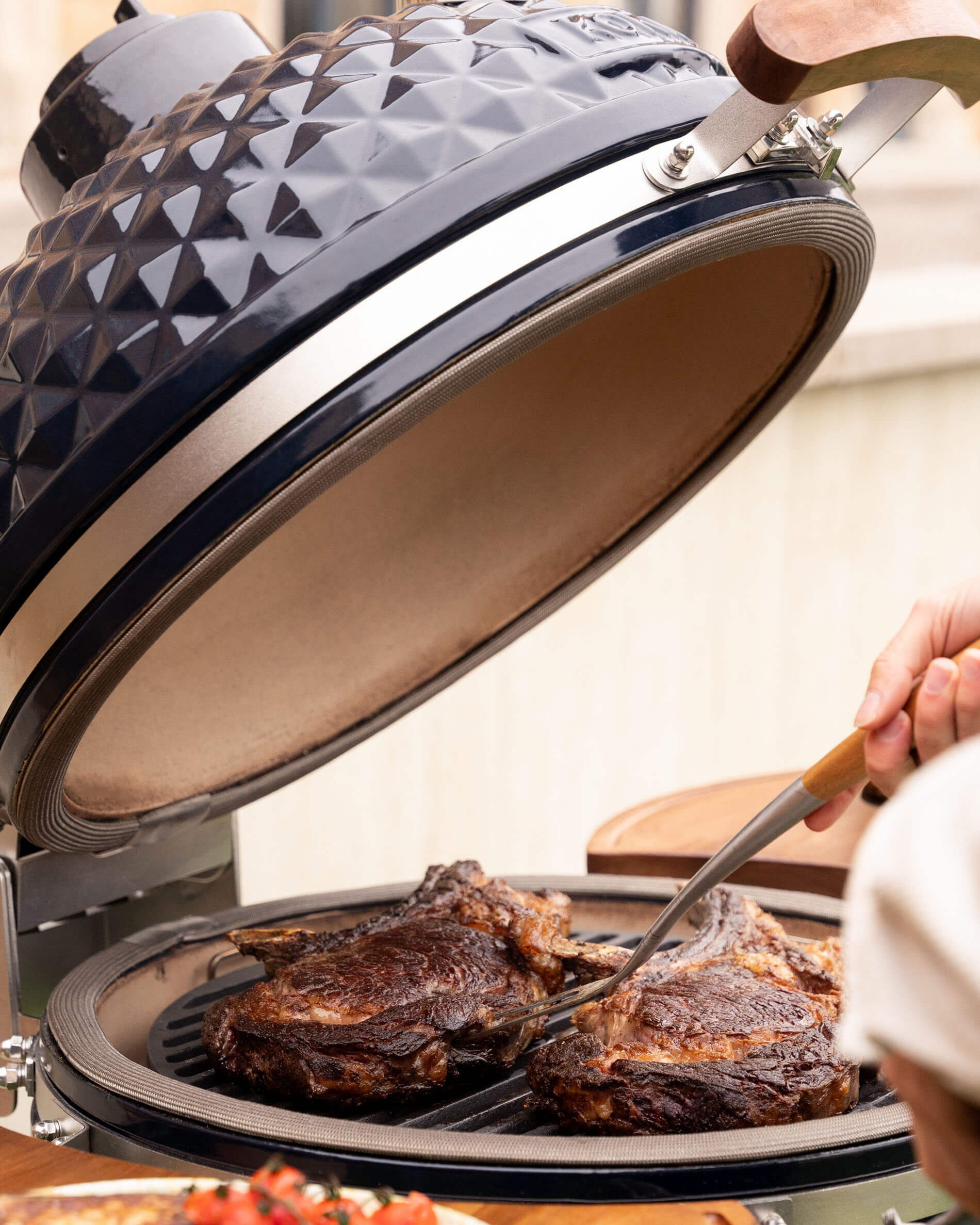 Parrilla de hierro fundido y costillas de res