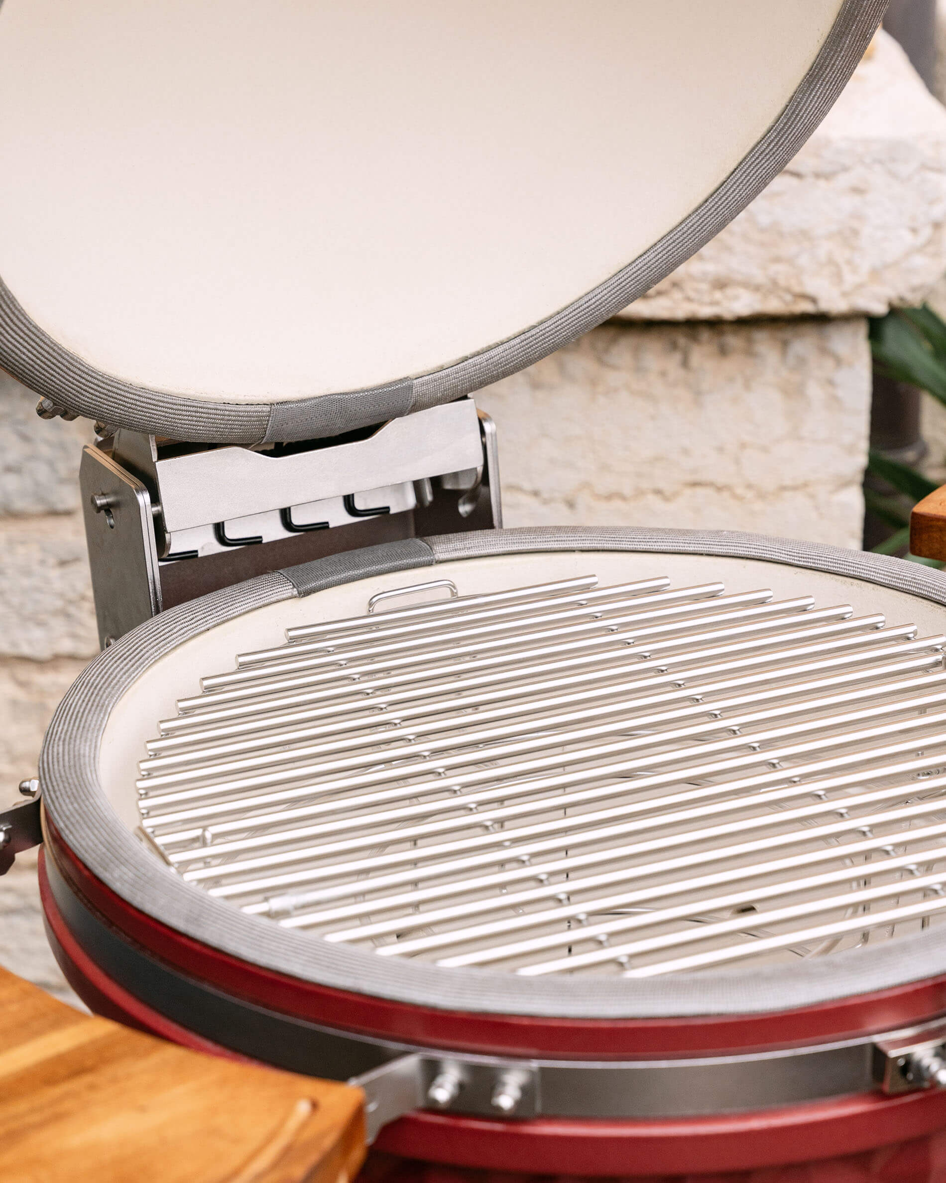 Parrilla de cocción de acero inoxidable instalada en el interior de un kamado Kokko.