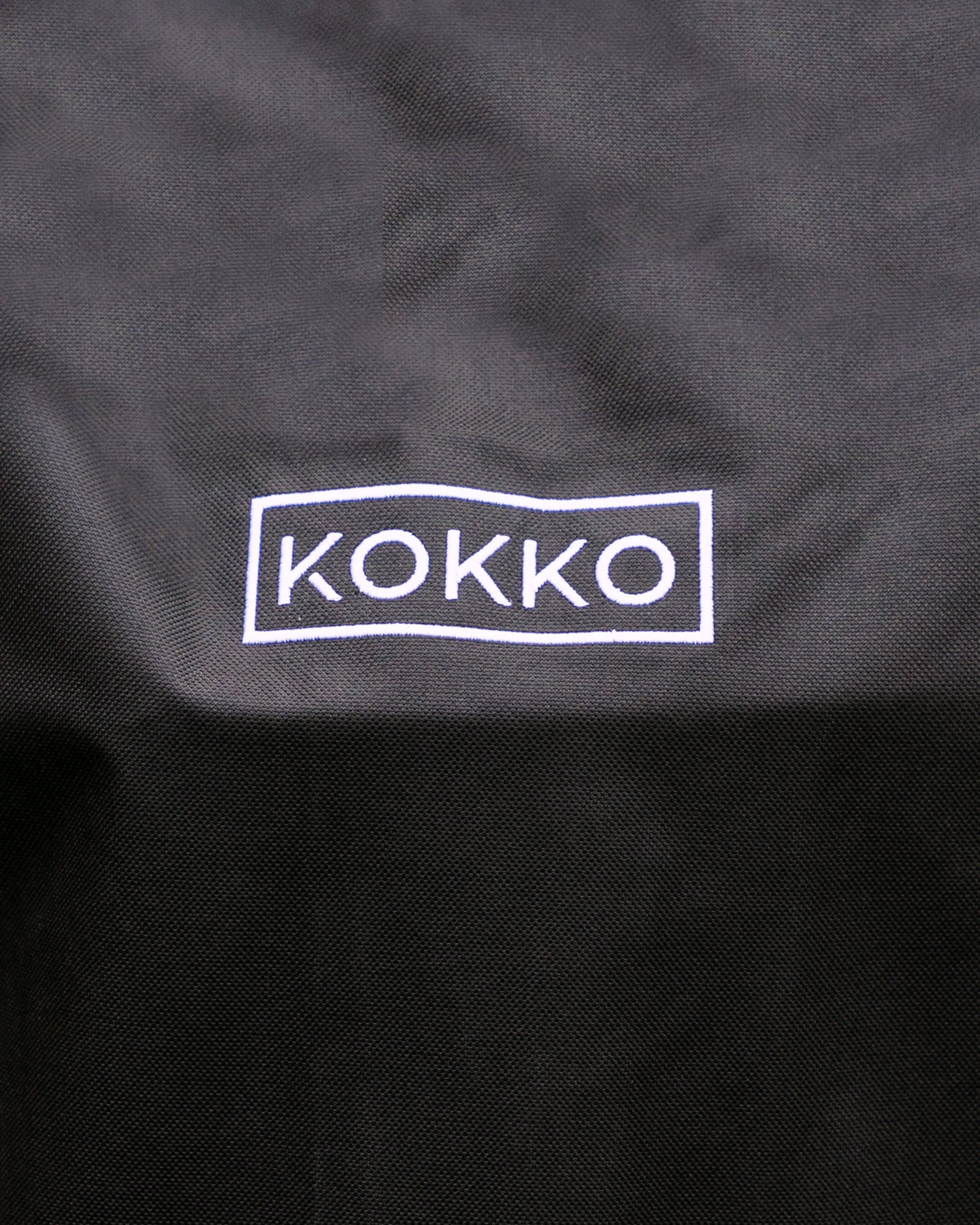 Funda protectora negra Kokko con logotipo blanco, diseñada para kamados Kokko.