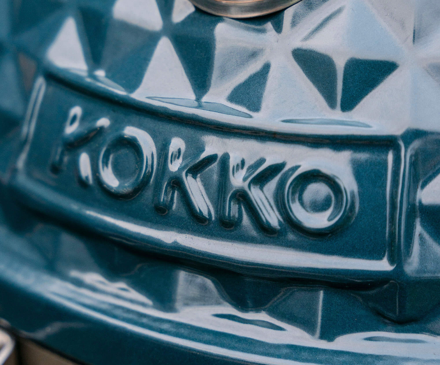 Détail du kamado Kokko nouvelle édition, mettant en avant la finition de la céramique et les éléments de conception du barbecue.