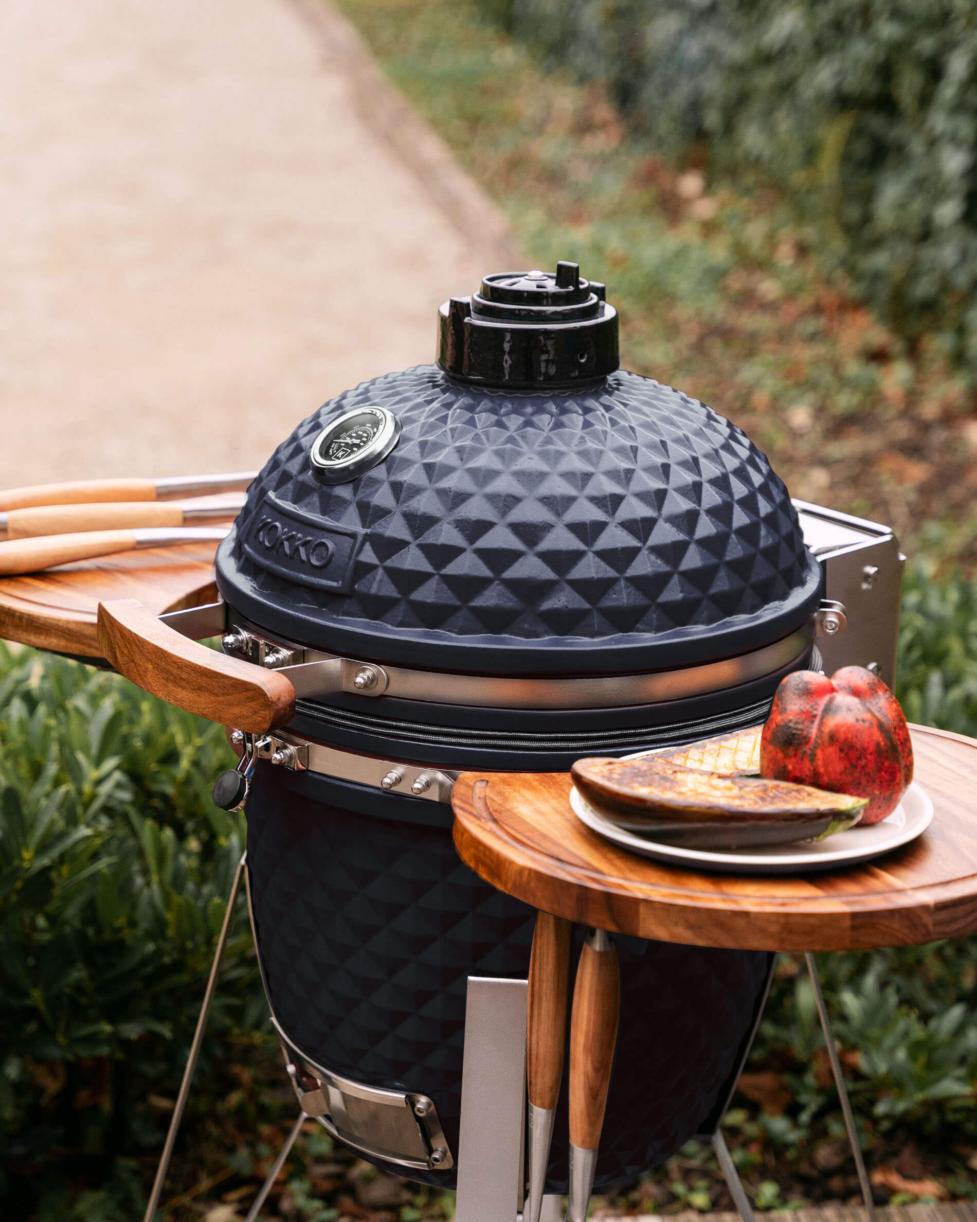 Kamado Kokko L de 18 pulgadas en cerámica azul marino con estantes laterales.
