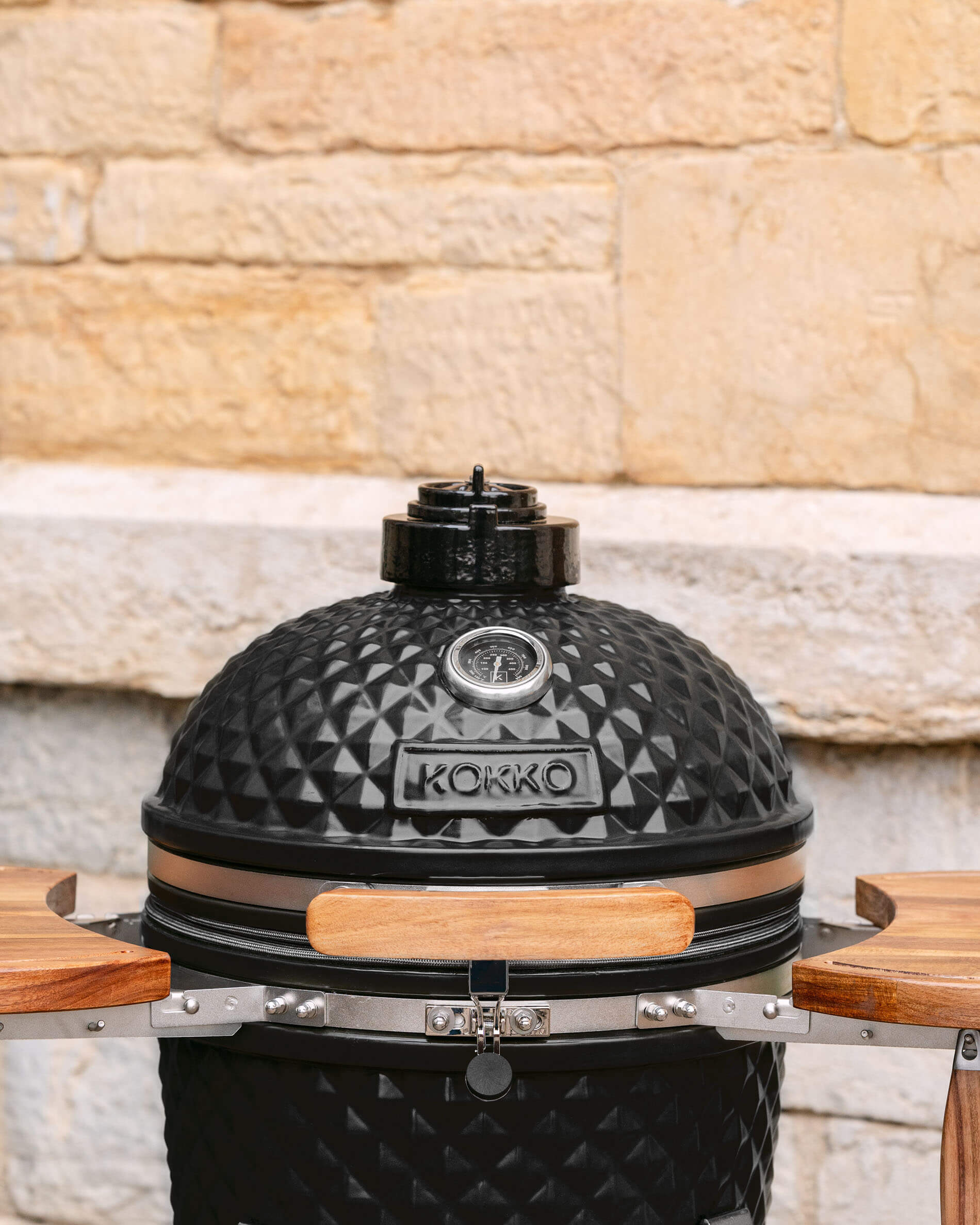 Vista frontal del kamado Kokko L de 18 pulgadas en cerámica negro intenso.