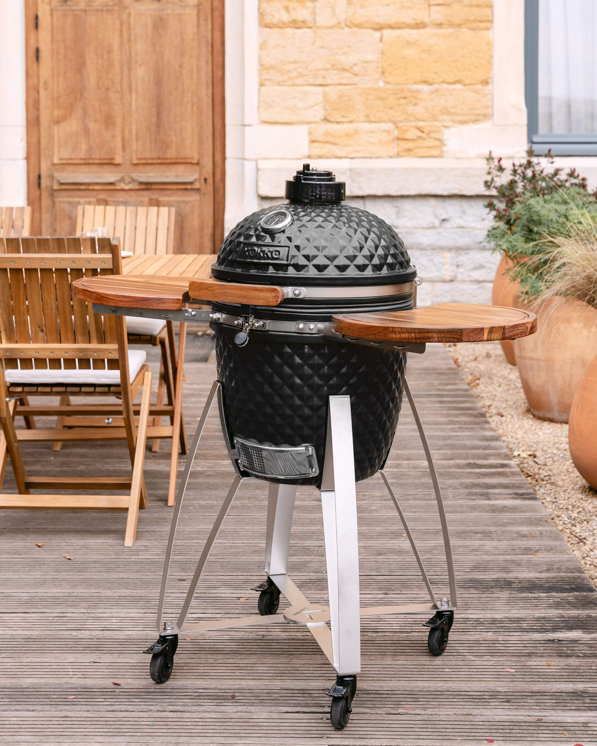 Kamado Kokko L de 18 pulgadas en cerámica negro profundo con estantes de madera.