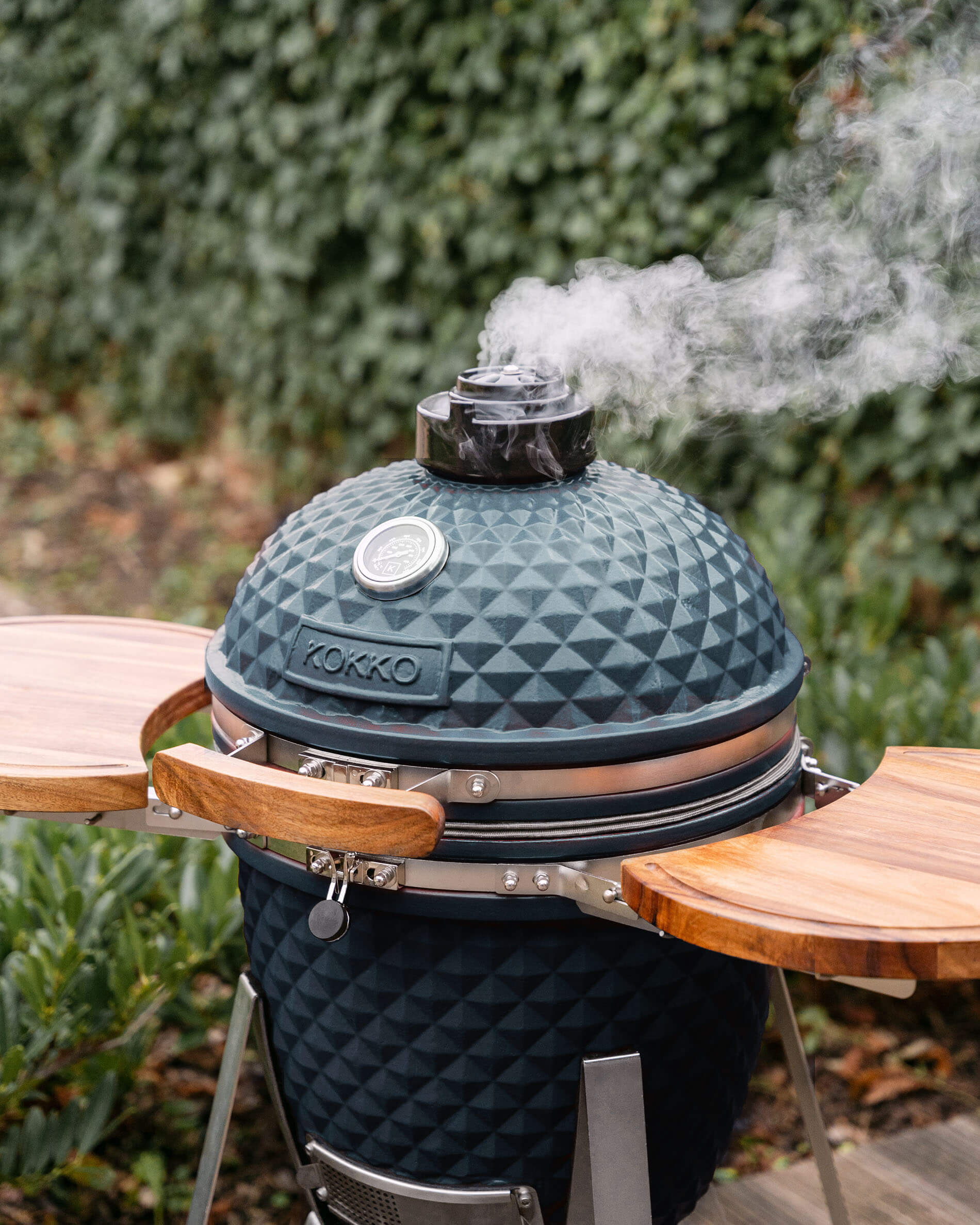 Kamado Kokko L de 18 pulgadas en cerámica azul océano instalado en exterior.
