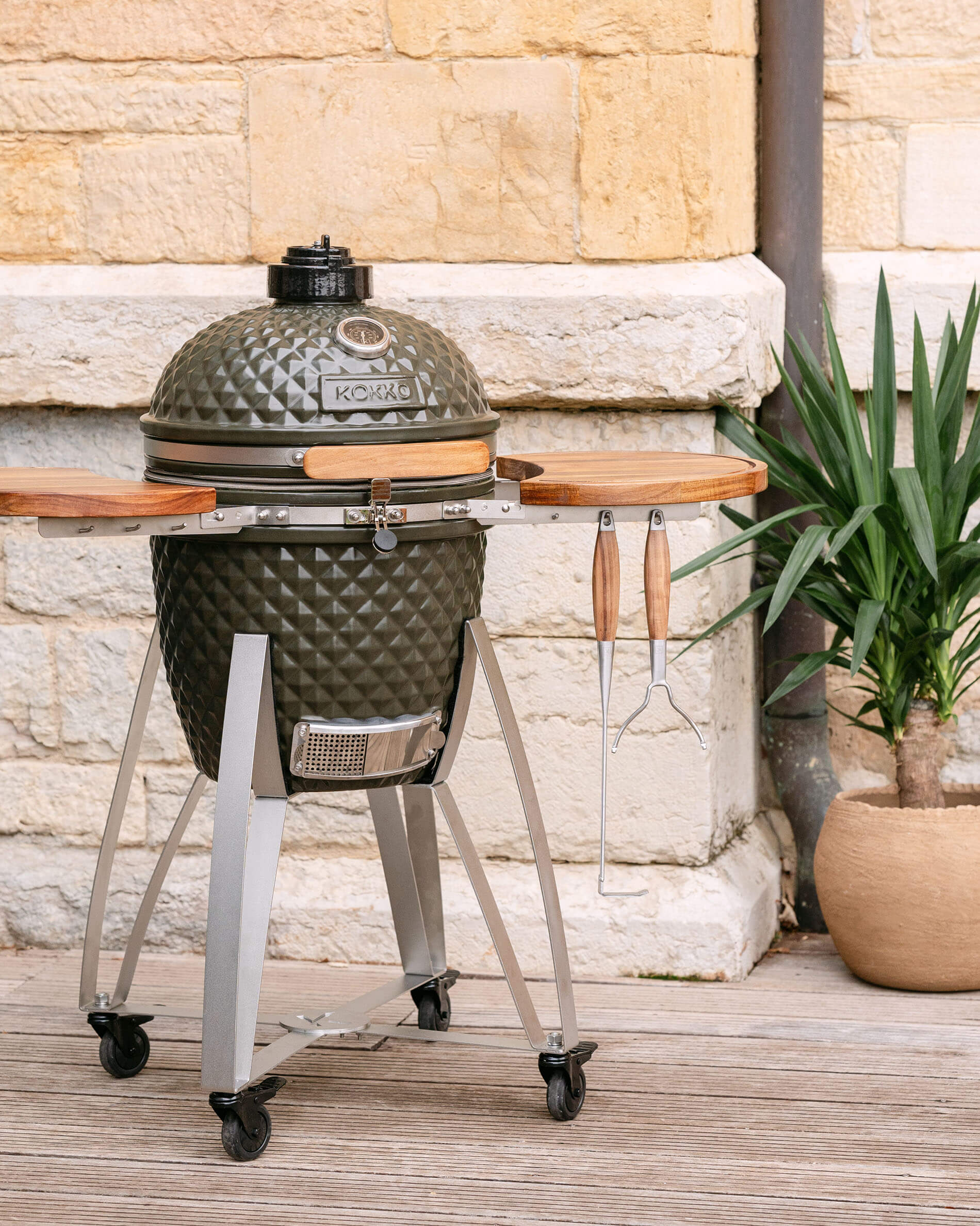 Kamado Kokko L de 18 pulgadas en cerámica verde oliva instalado sobre carro.