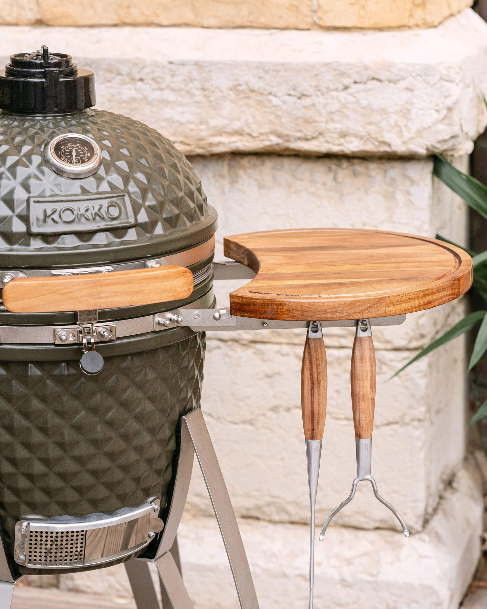 Kamado Kokko L de 18 pulgadas en cerámica verde oliva sobre carro.