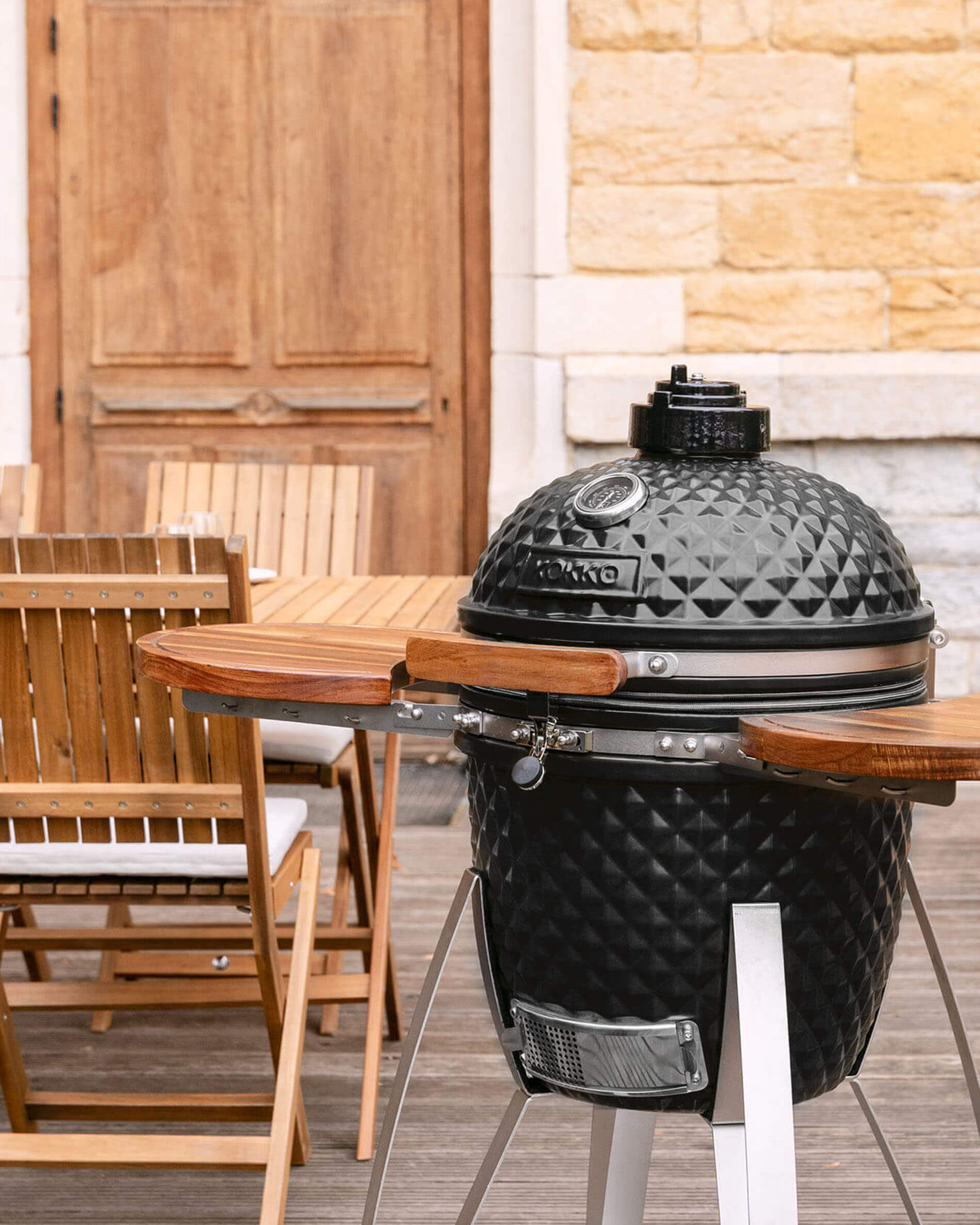 Kamado Kokko de 18 pulgadas en color negro, presentado solo en exterior.
