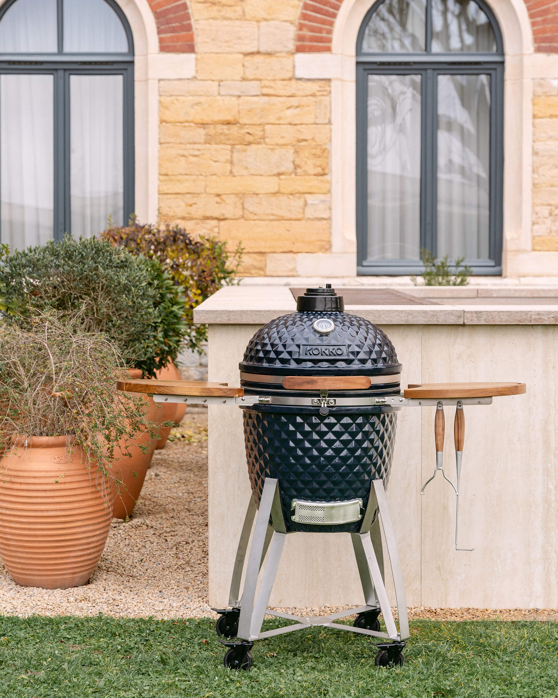 Kamado Kokko XL de 22 pulgadas en cerámica azul marino, presentado cerrado sobre carro.