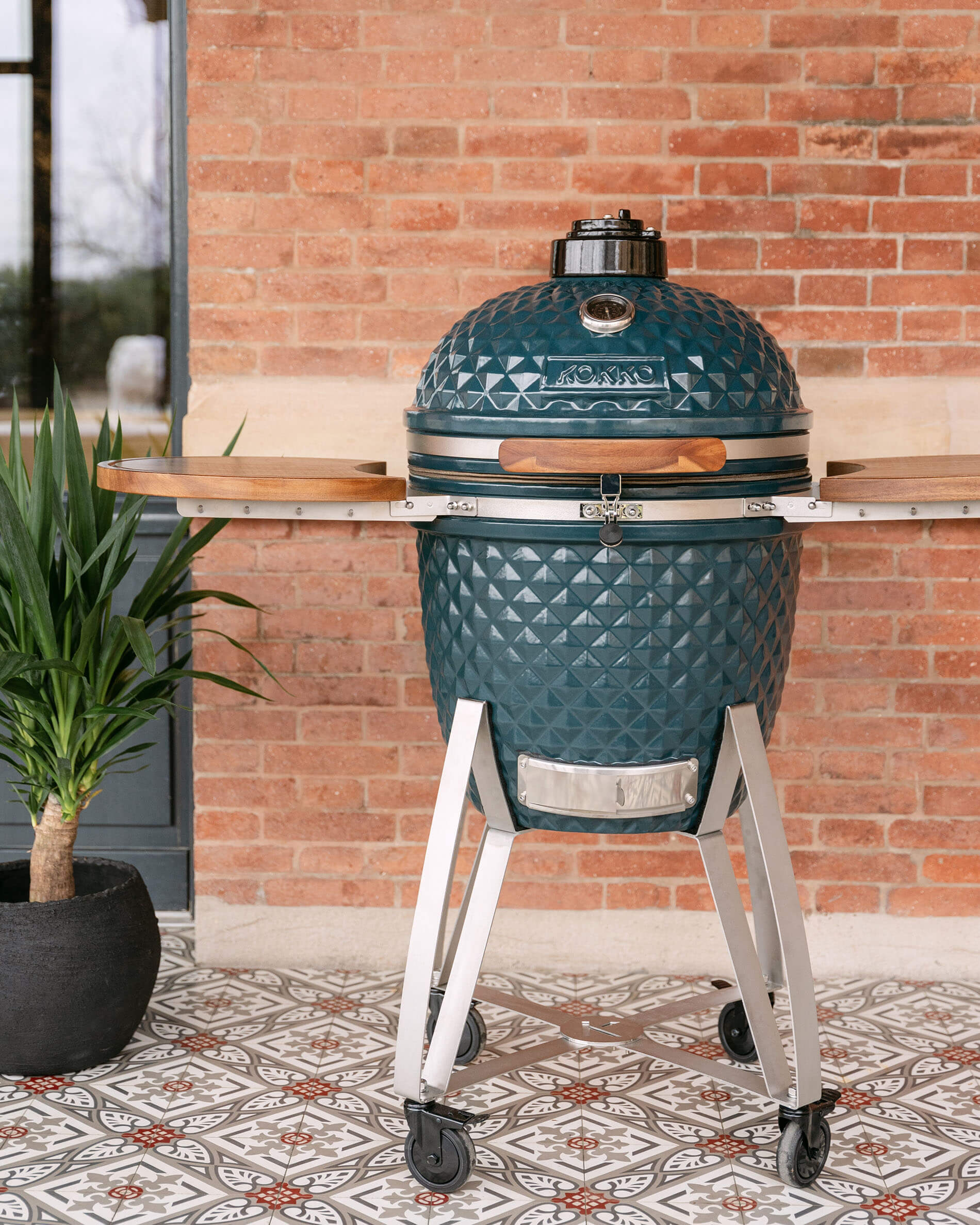 Kamado Kokko XL 22 pulgadas de cerámica azul océano sobre carro.