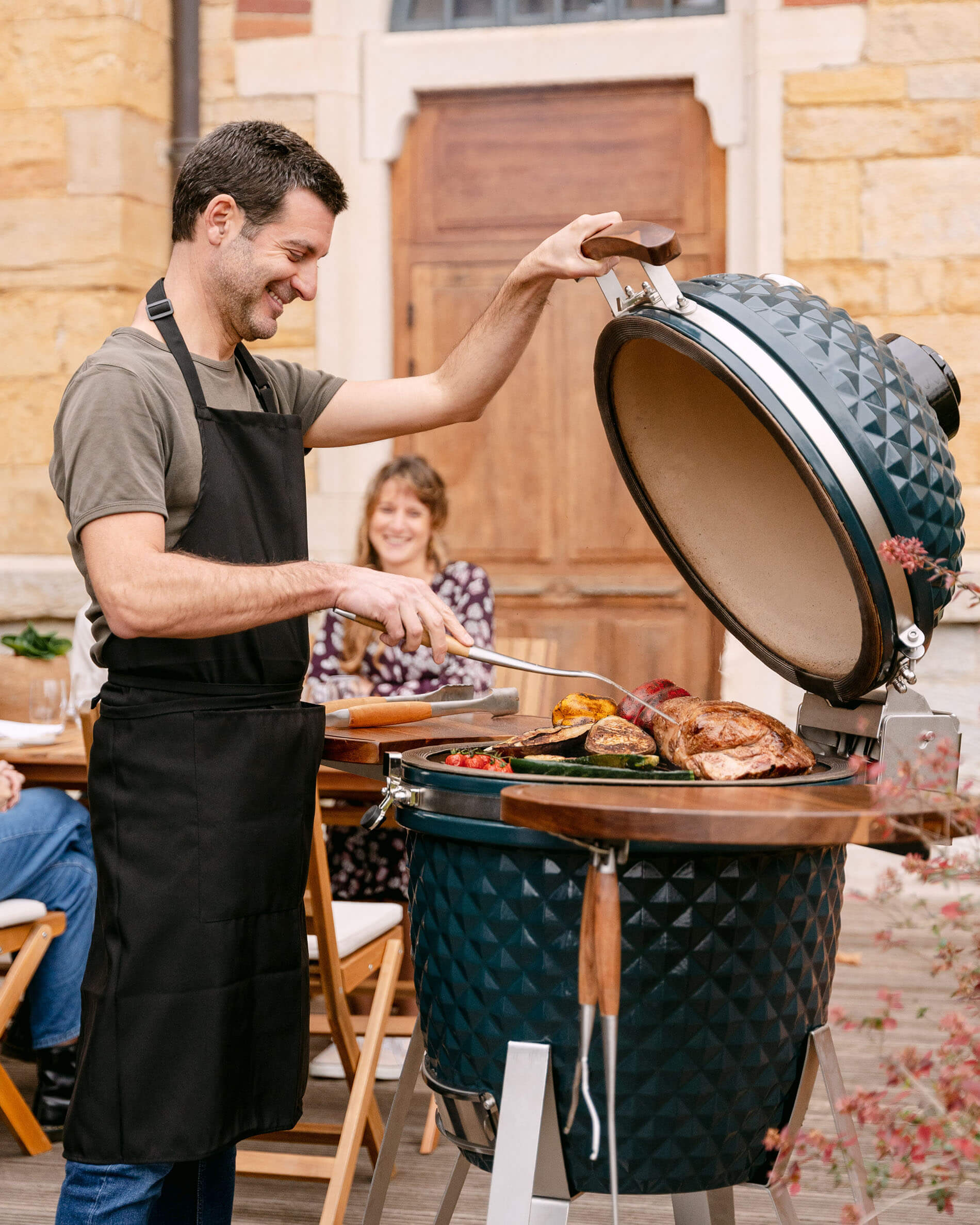 Kamado Kokko XL 22 pulgadas de cerámica azul océano en uso.