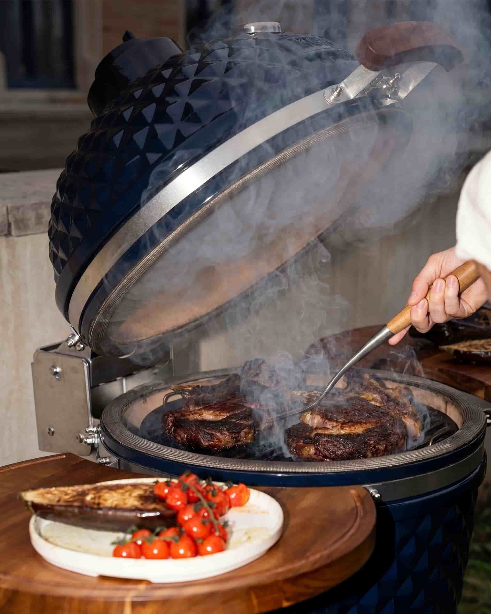 Costillas de res asadas en un kamado Kokko durante una cocción precisa.