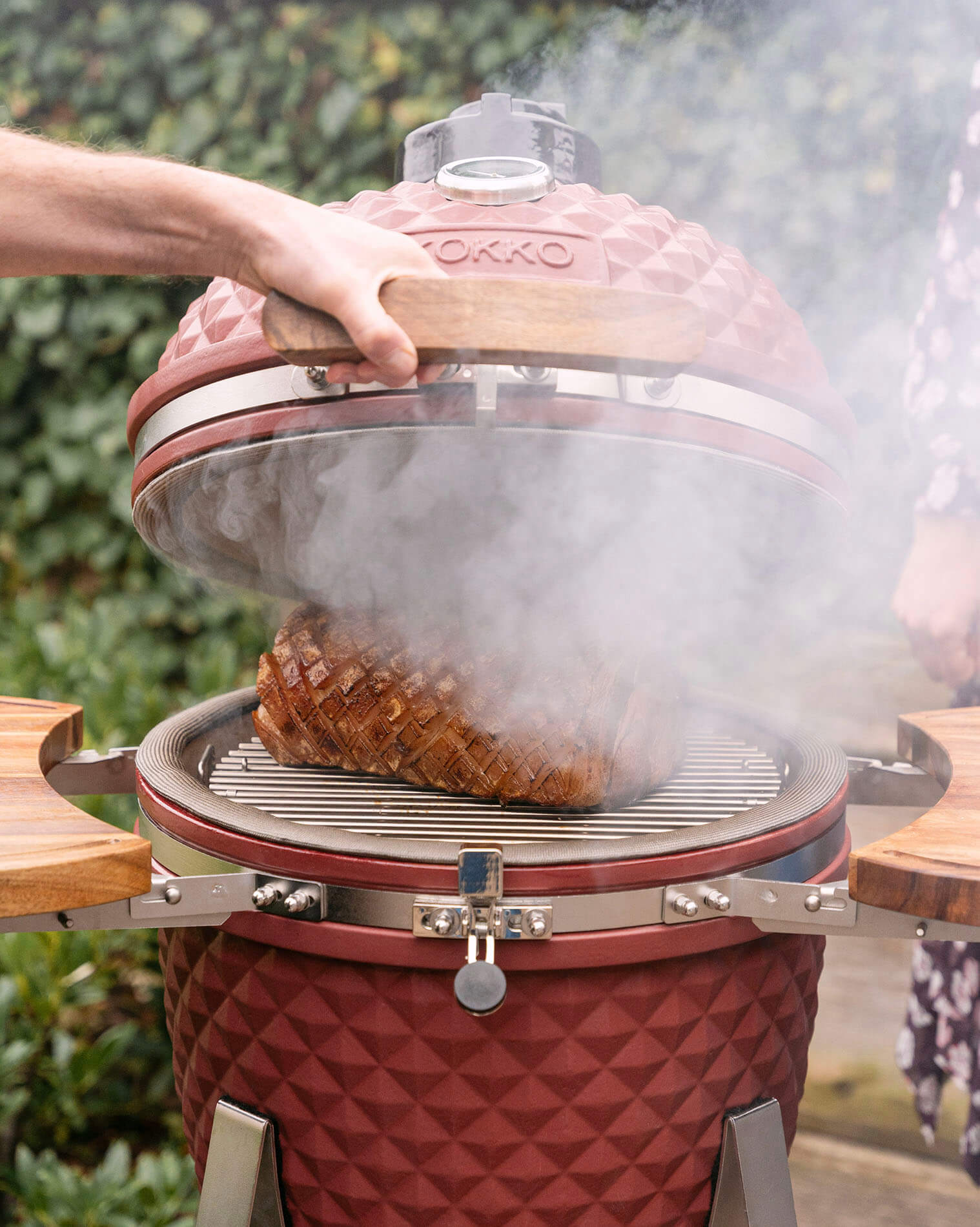 Kamado Kokko humeante rojo óxido