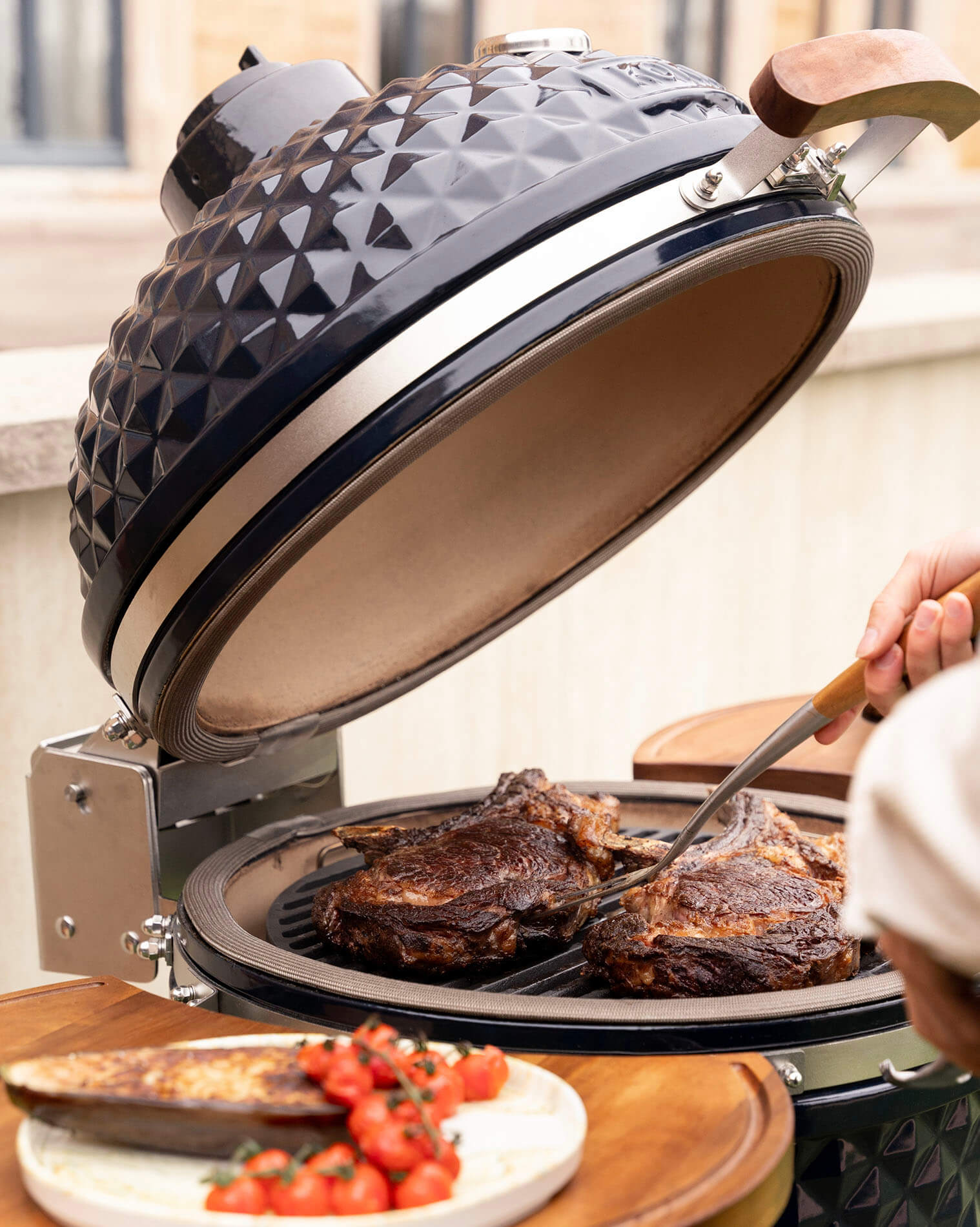 Costillas de res a la parrilla en kamado