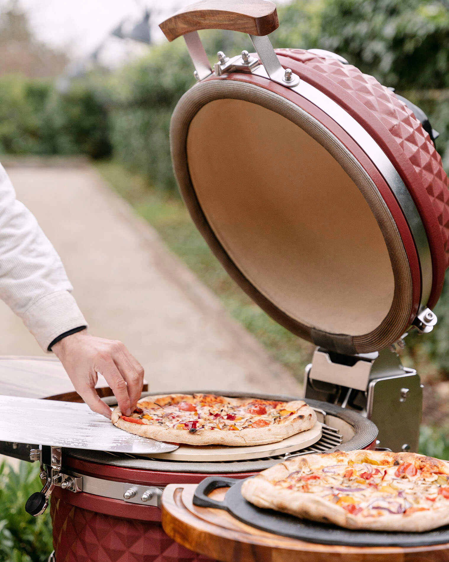 Pizzas cocinadas en kamado