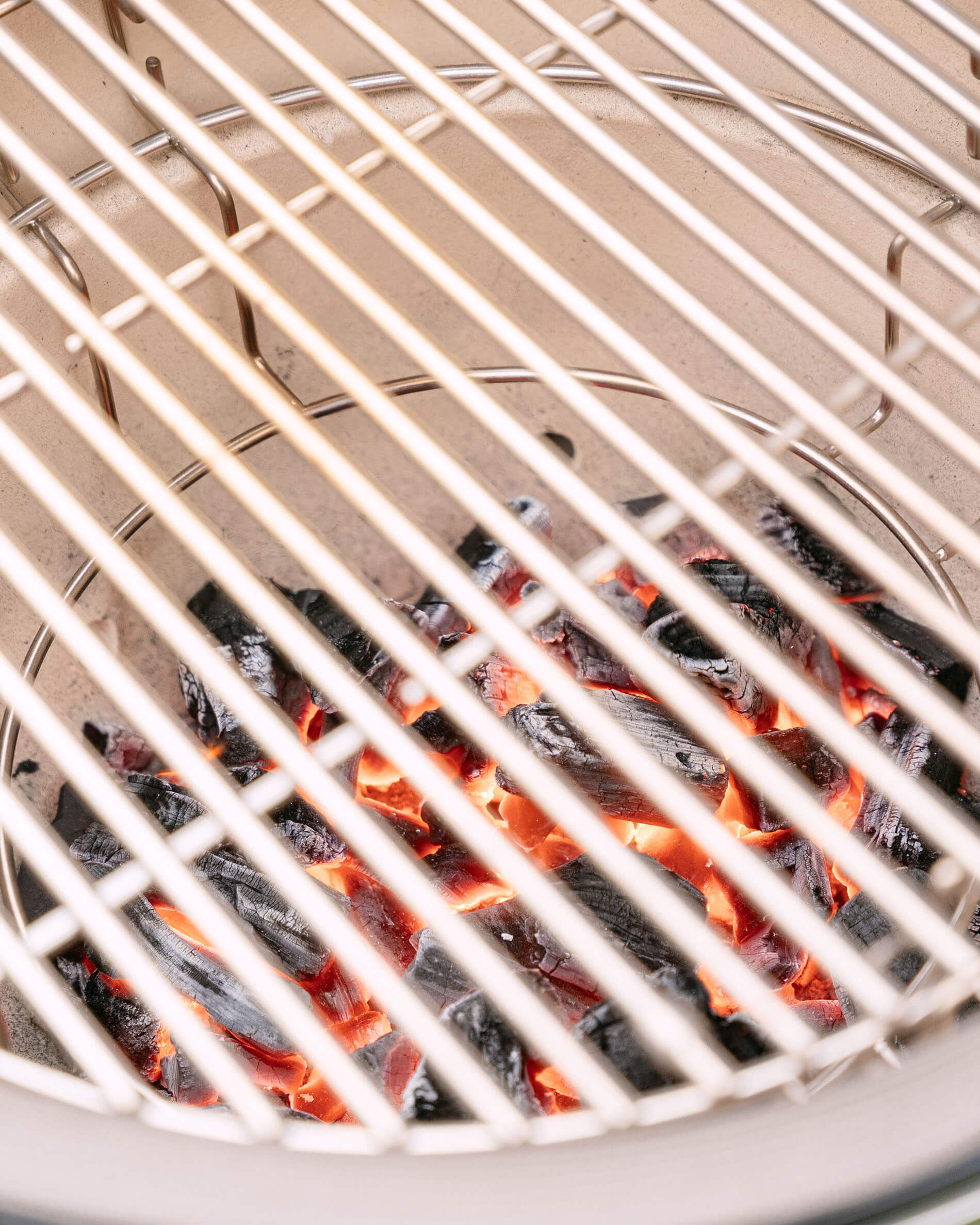 Primer plano de la parrilla de cocción de acero inoxidable del kamado Kokko.