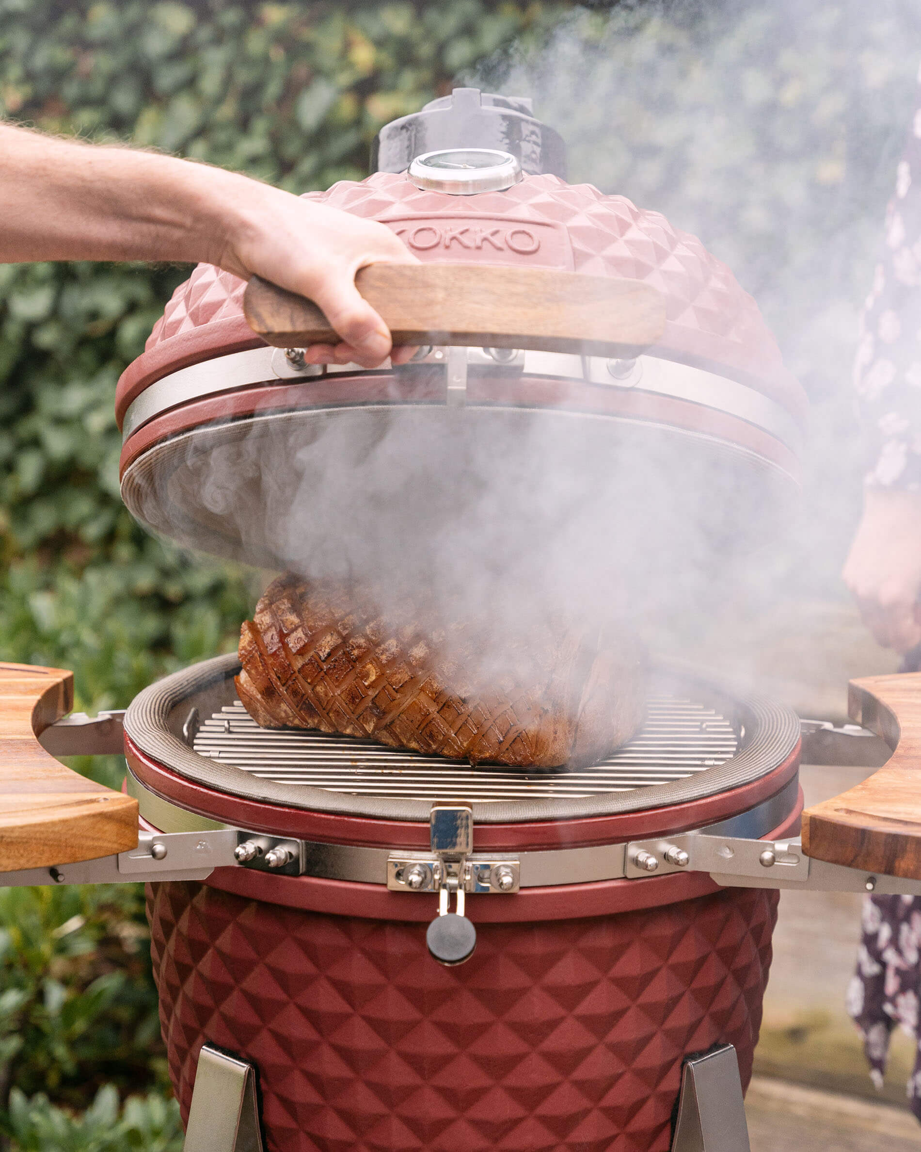 Kamado Kokko L de 18 pulgadas durante el ahumado, con salida de humo.