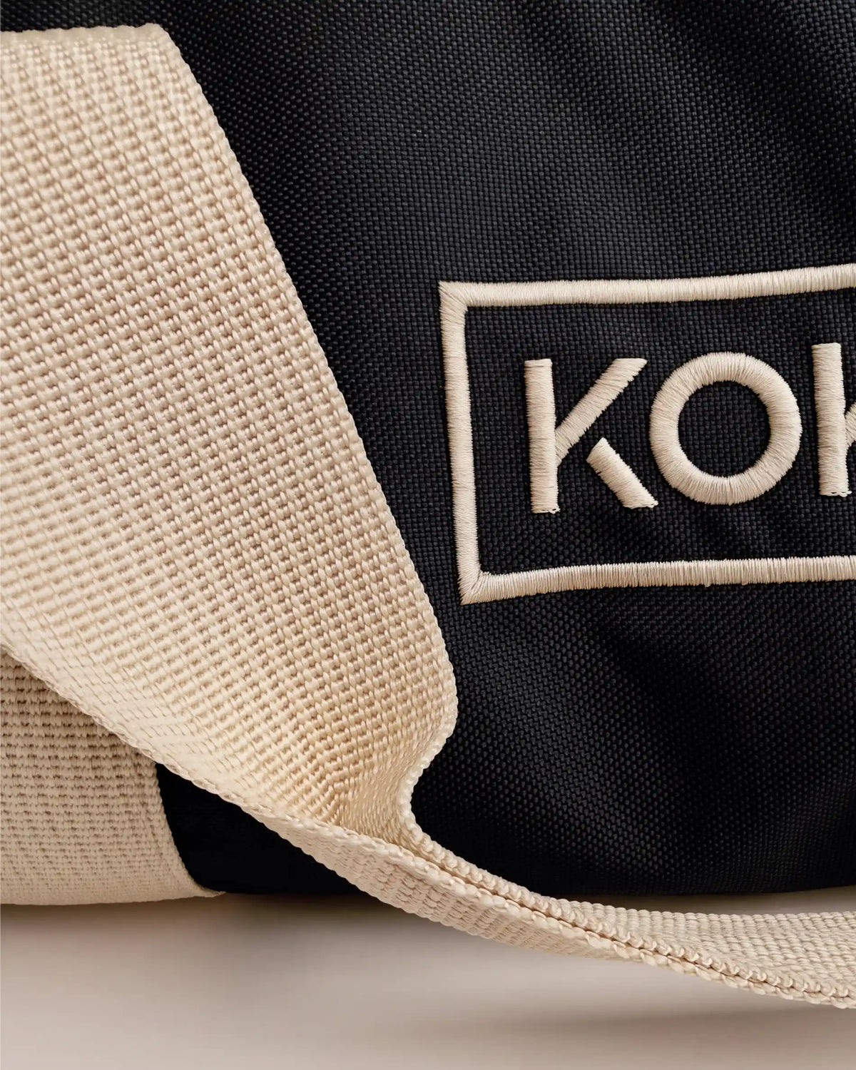 Detalle del bordado del logo Kokko en la funda