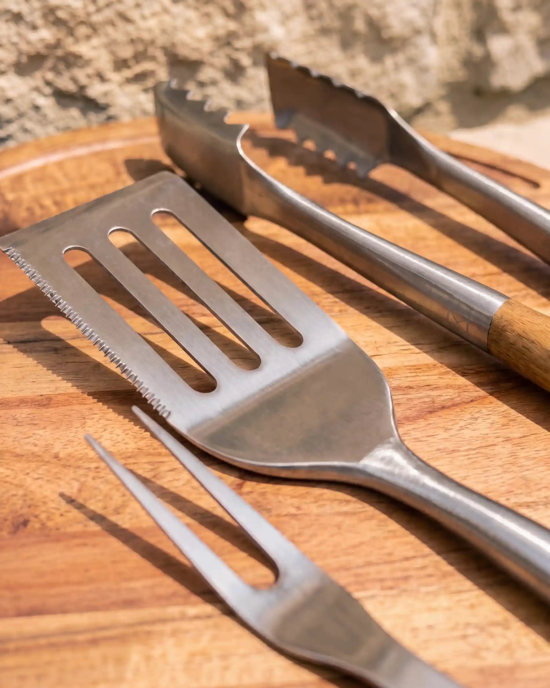Set de 4 utensilios de acero inoxidable y acacia