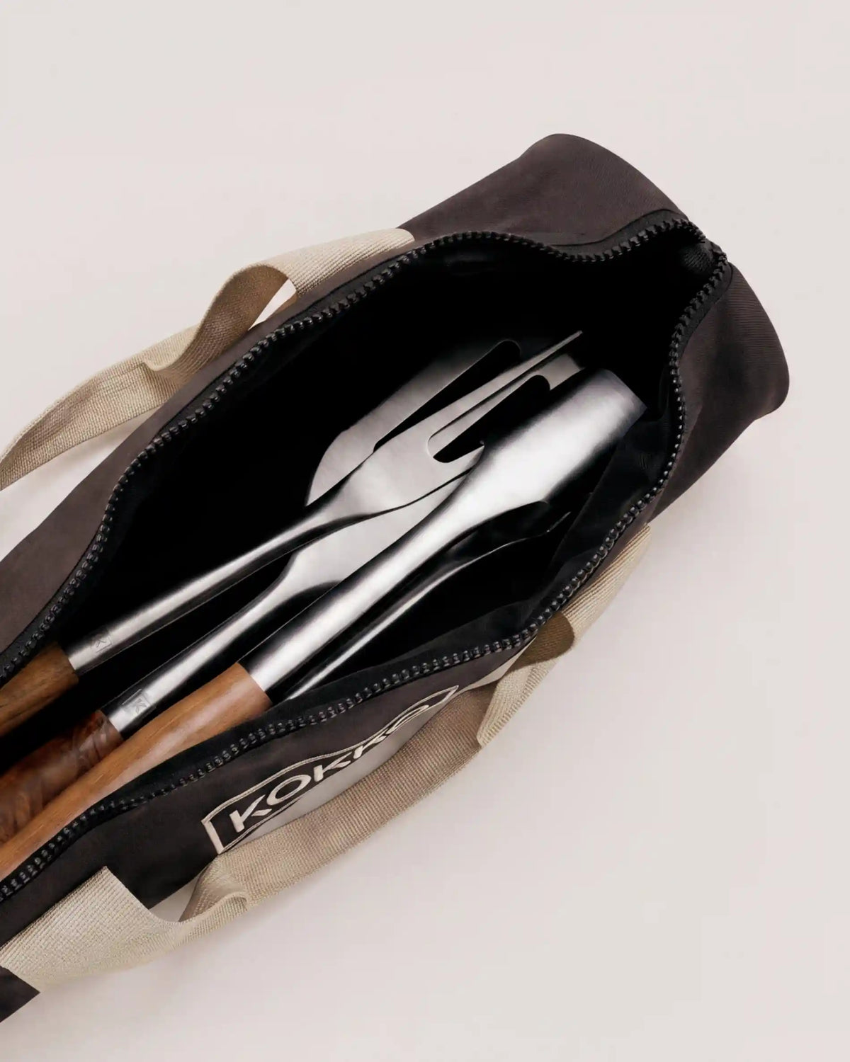 Funda Kokko abierta con utensilios de acero inoxidable y acacia en el interior