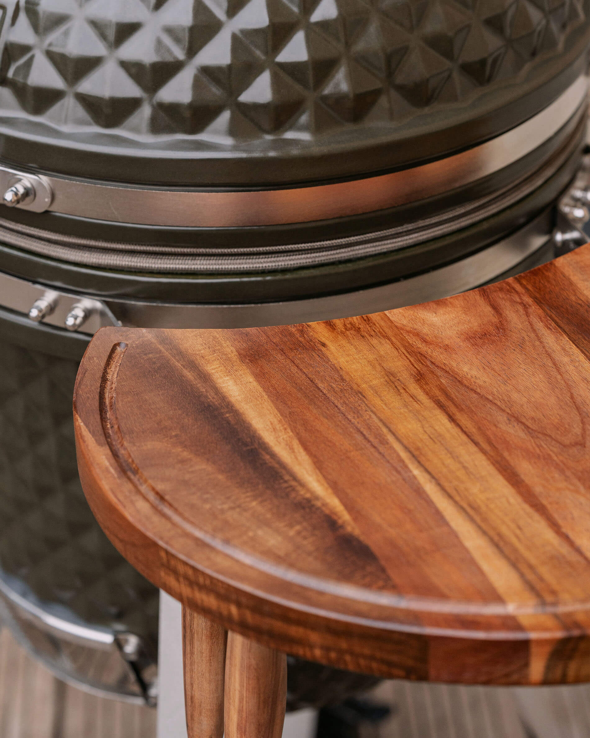 Detalle de las repisas de madera en el kamado Kokko XL verde oliva.