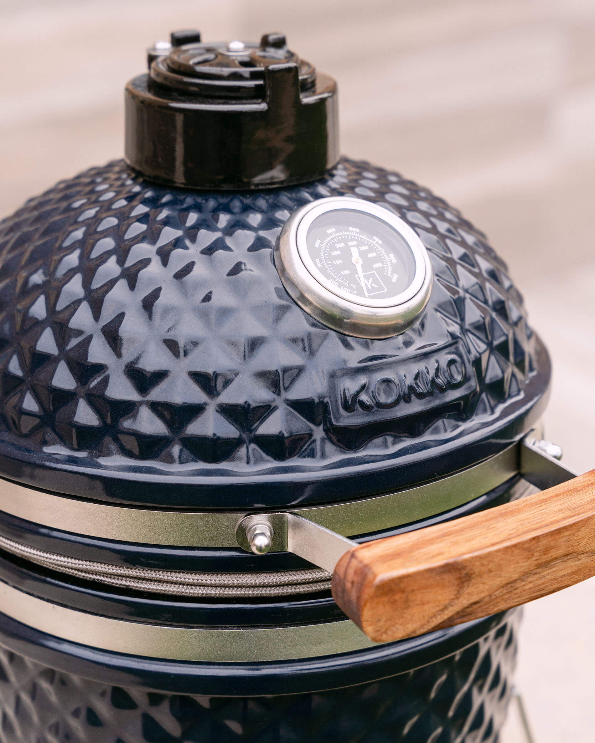 Kamado Little Kokko 13 de cerámica azul marino con mesa auxiliar de madera.
