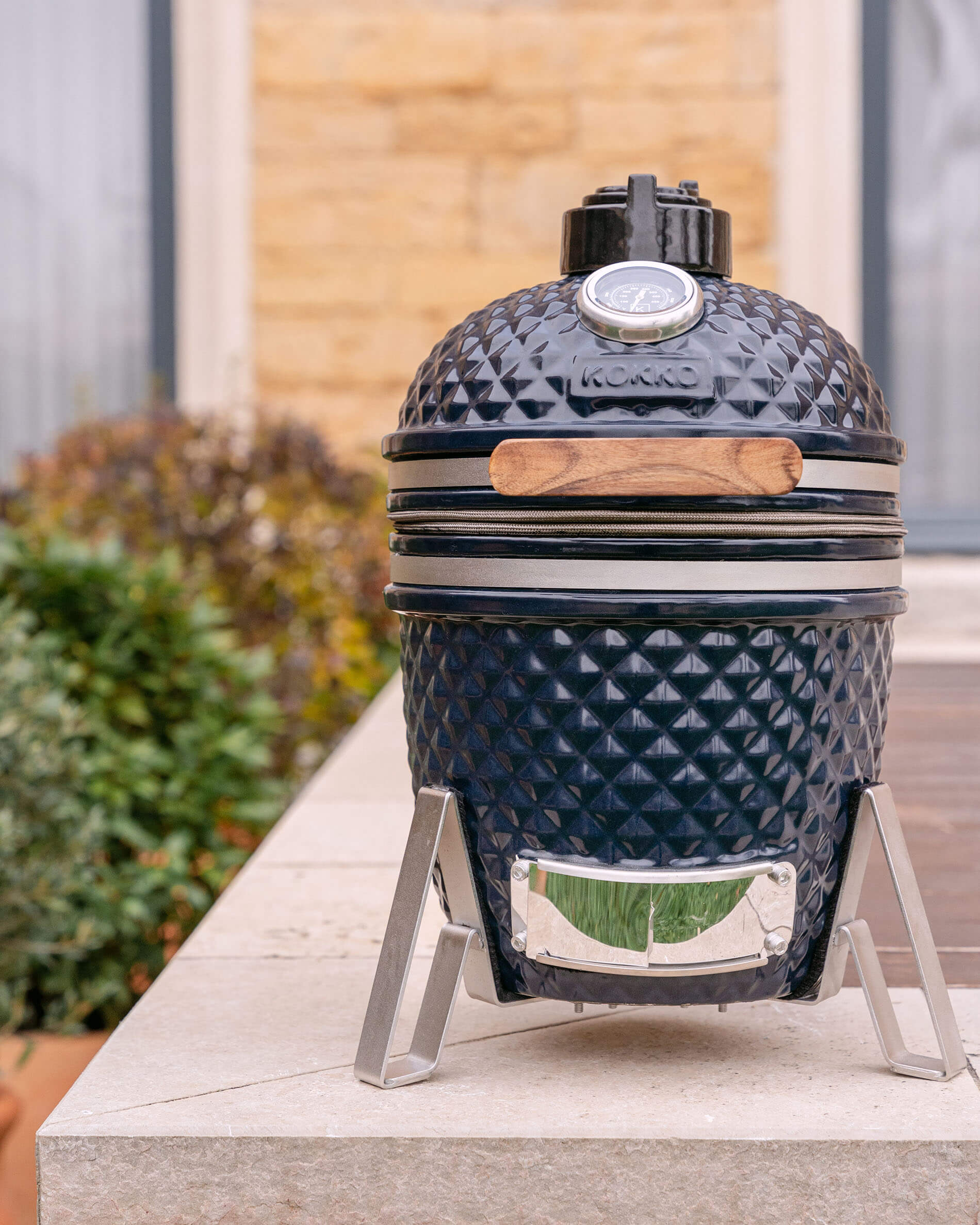 Kamado Little Kokko 13 de cerámica azul marino colocado en su soporte.