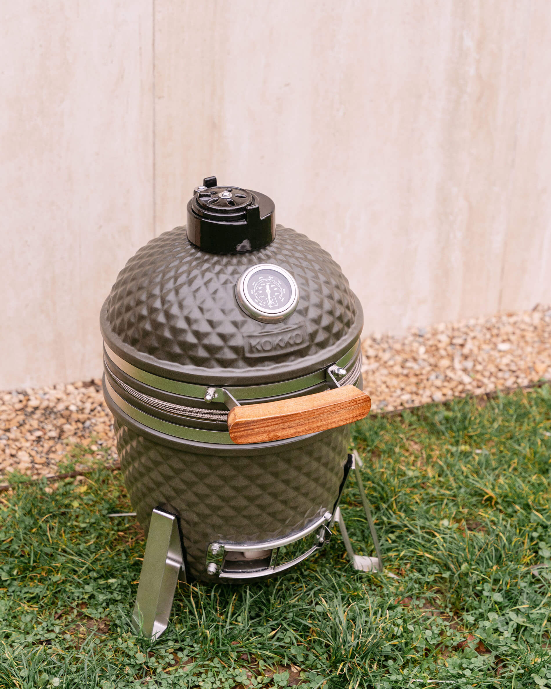 Kamado Little Kokko 13 de cerámica presentado en exterior.