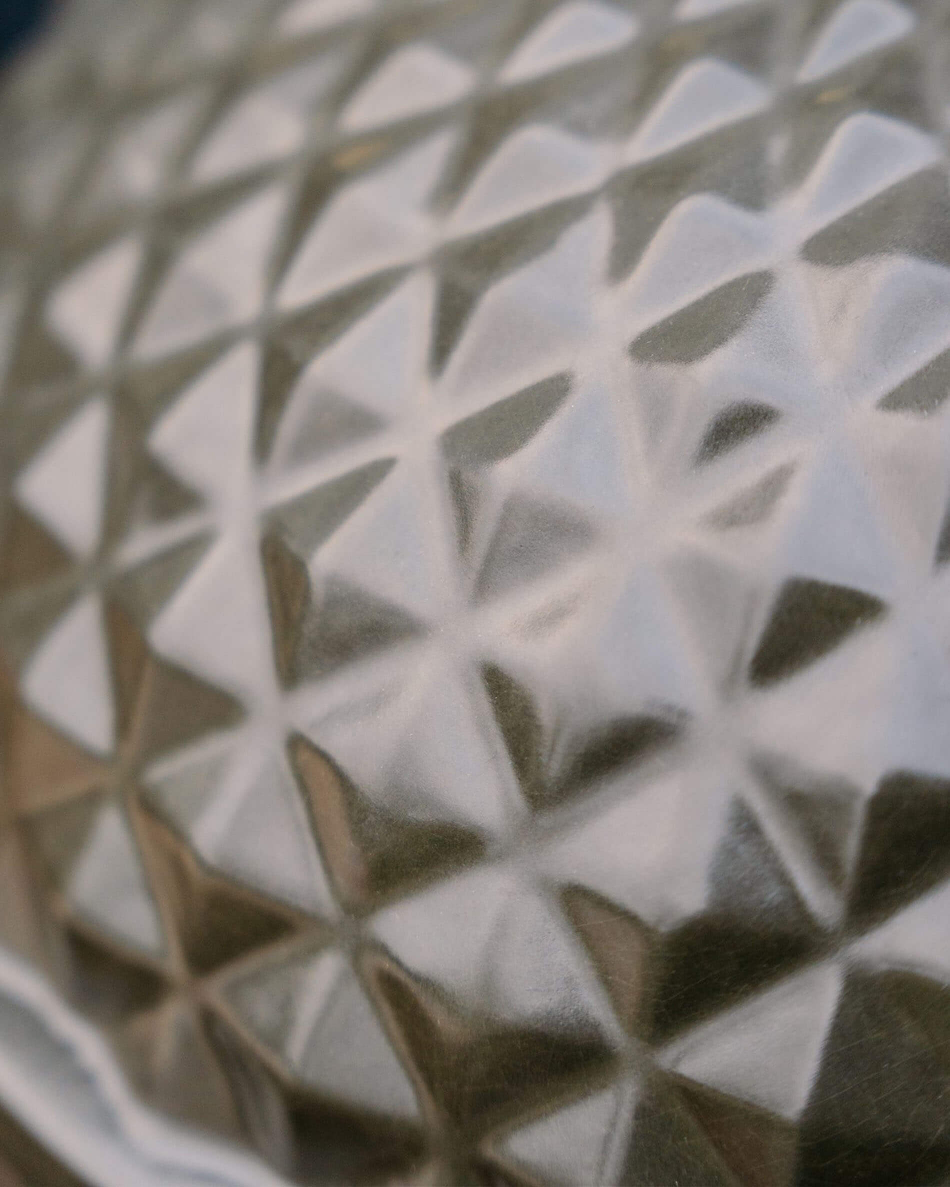 Primer plano de la cerámica texturizada en verde oliva del kamado Kokko.