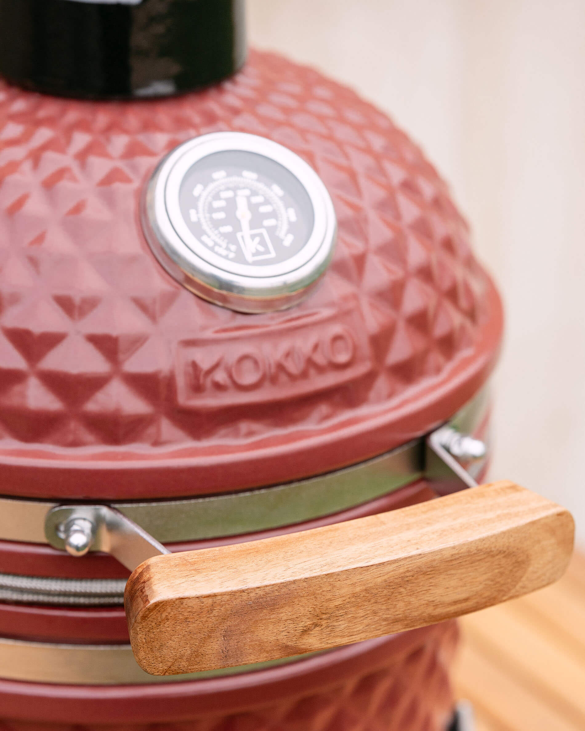 Detalle de la tapa y el termómetro del Little Kokko 13 rojo óxido.