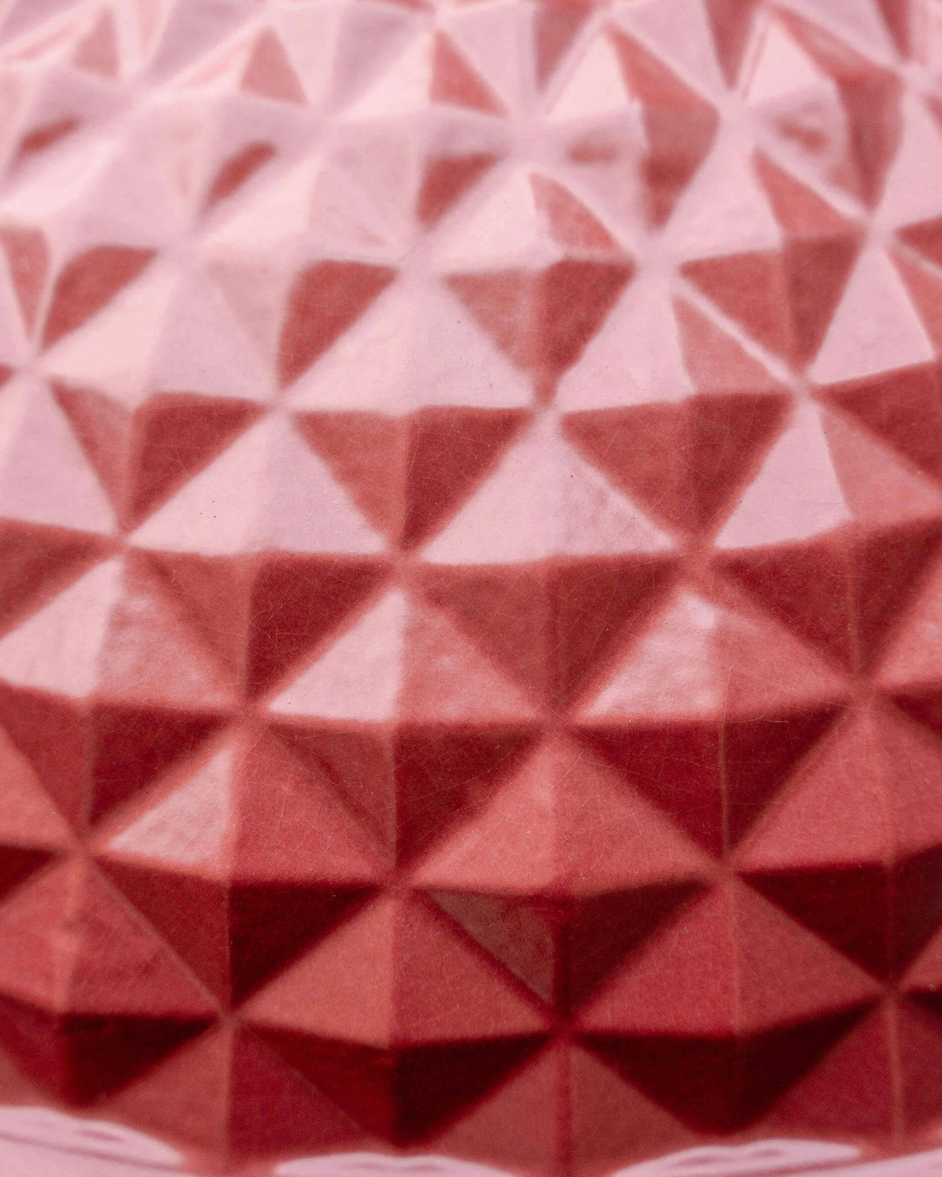 Primer plano de la cerámica texturizada en rojo óxido del kamado Kokko.