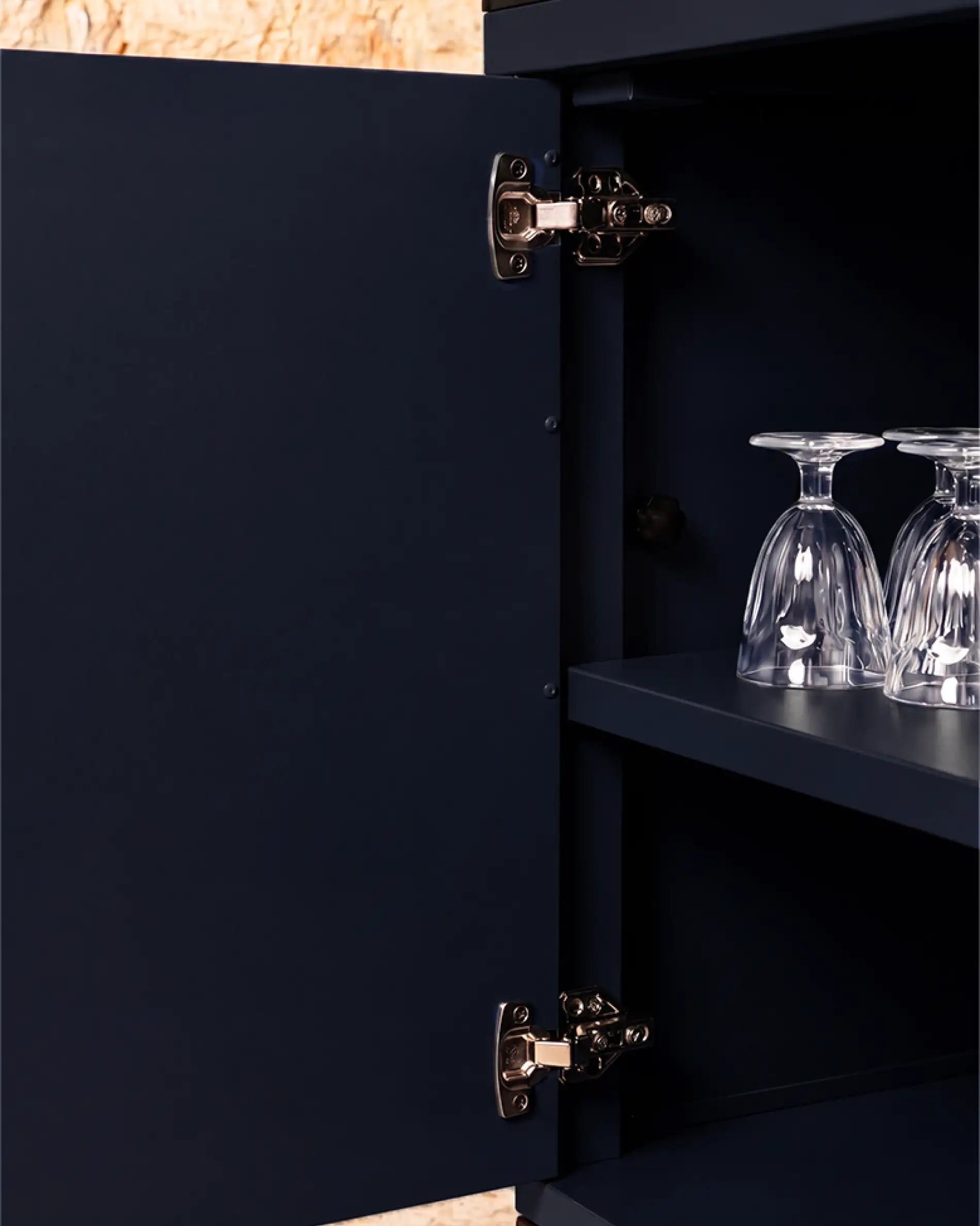 Module PILOTIS bleu marine, porte ouverte sur rangement
