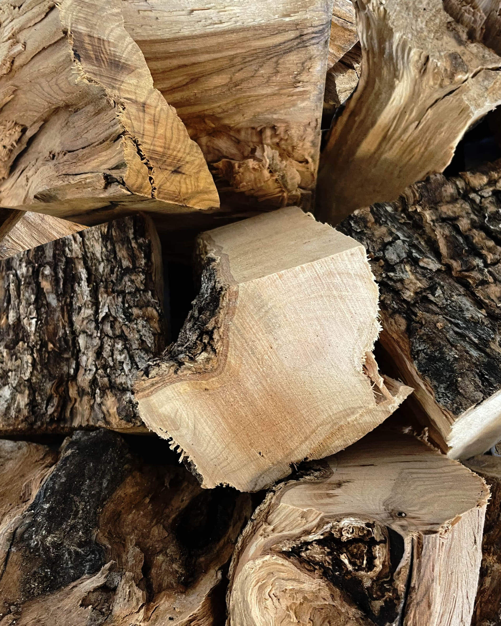 Trozos de madera para ahumado en caliente