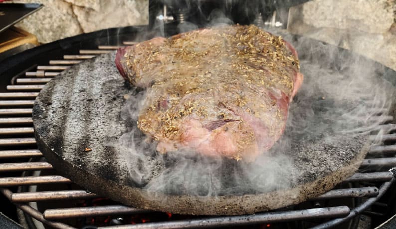Picanha de res marinada sobre piedra de lava