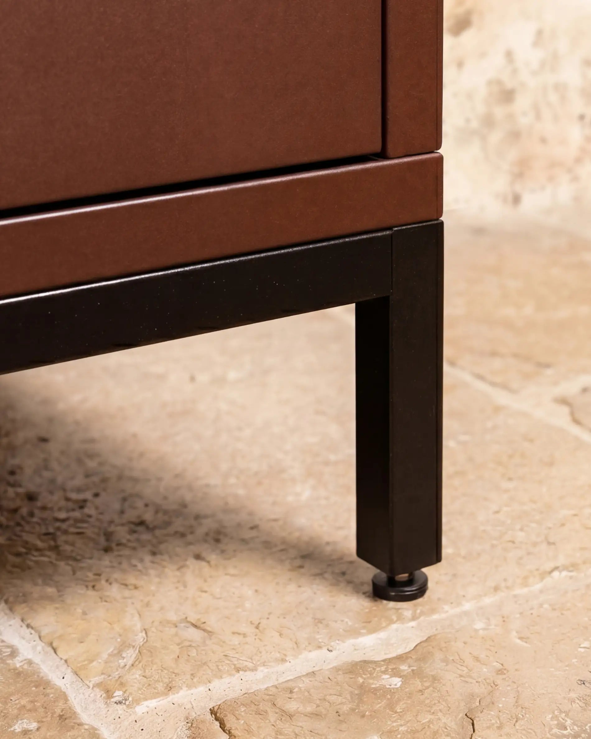 Pata de metal negro bajo mueble de cocina exterior Kokko rust