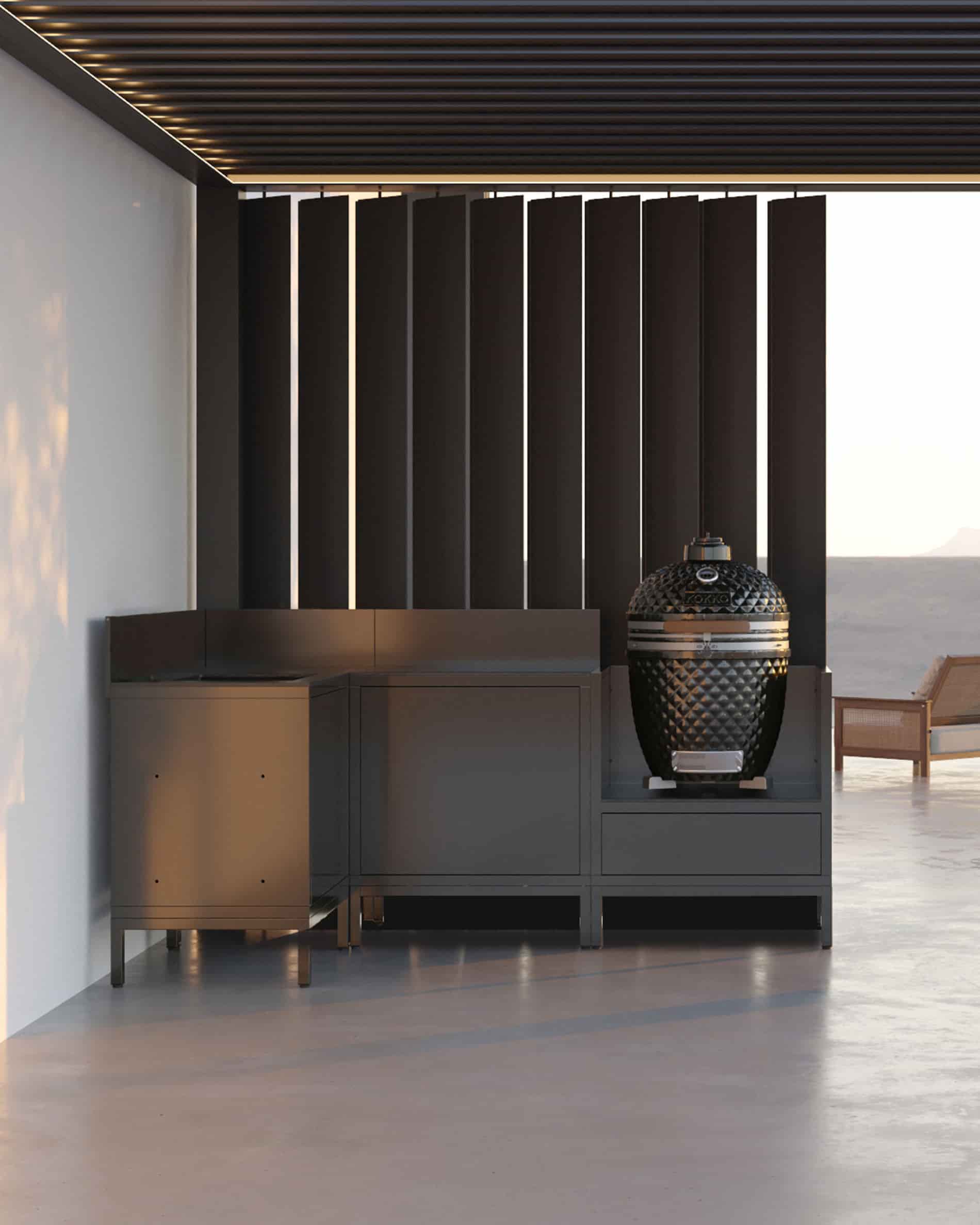 Cocina en pilotes de esquina con kamado, muebles cerrados negros y encimera bajo pérgola.