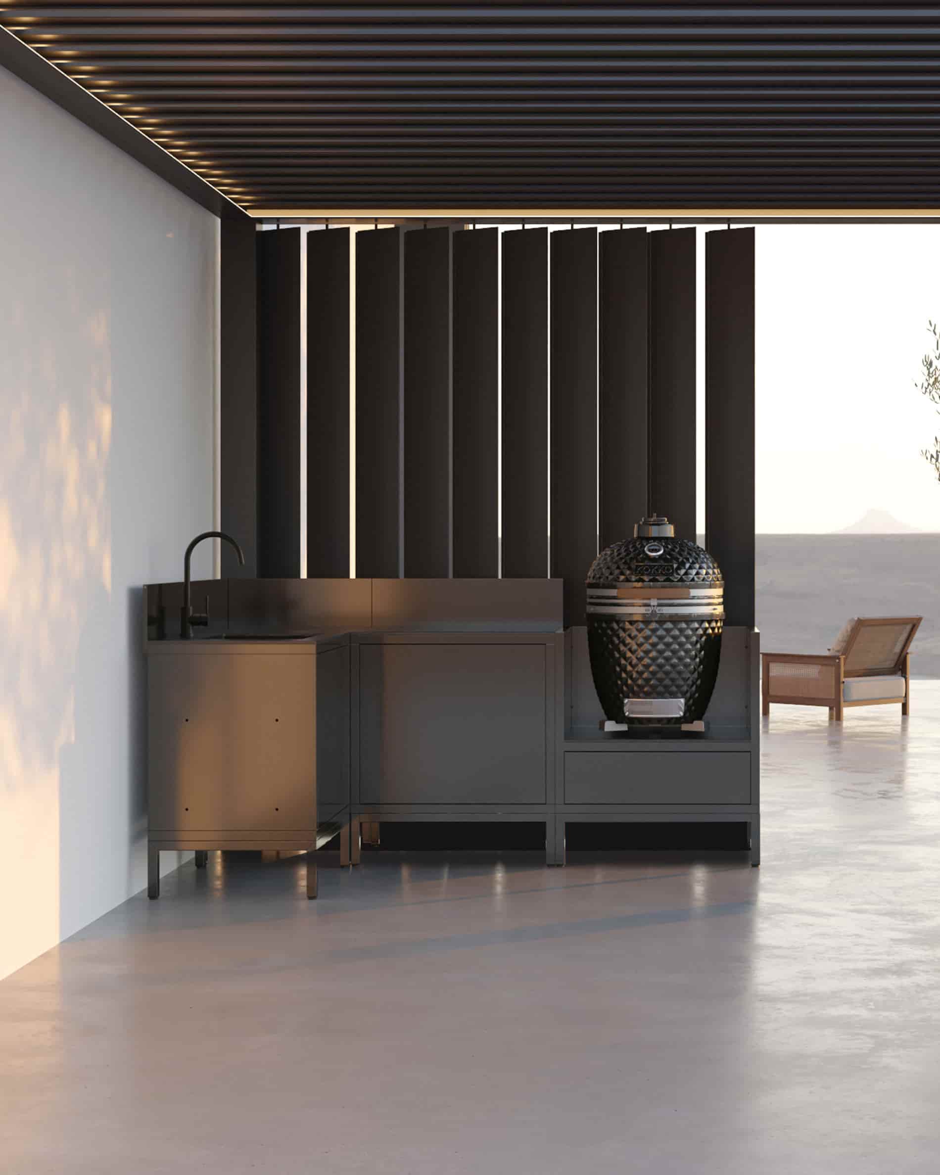 Cocina sobre pilotes con kamado, configuración en esquina negra bajo pérgola, muebles cerrados y encimera con fregadero.