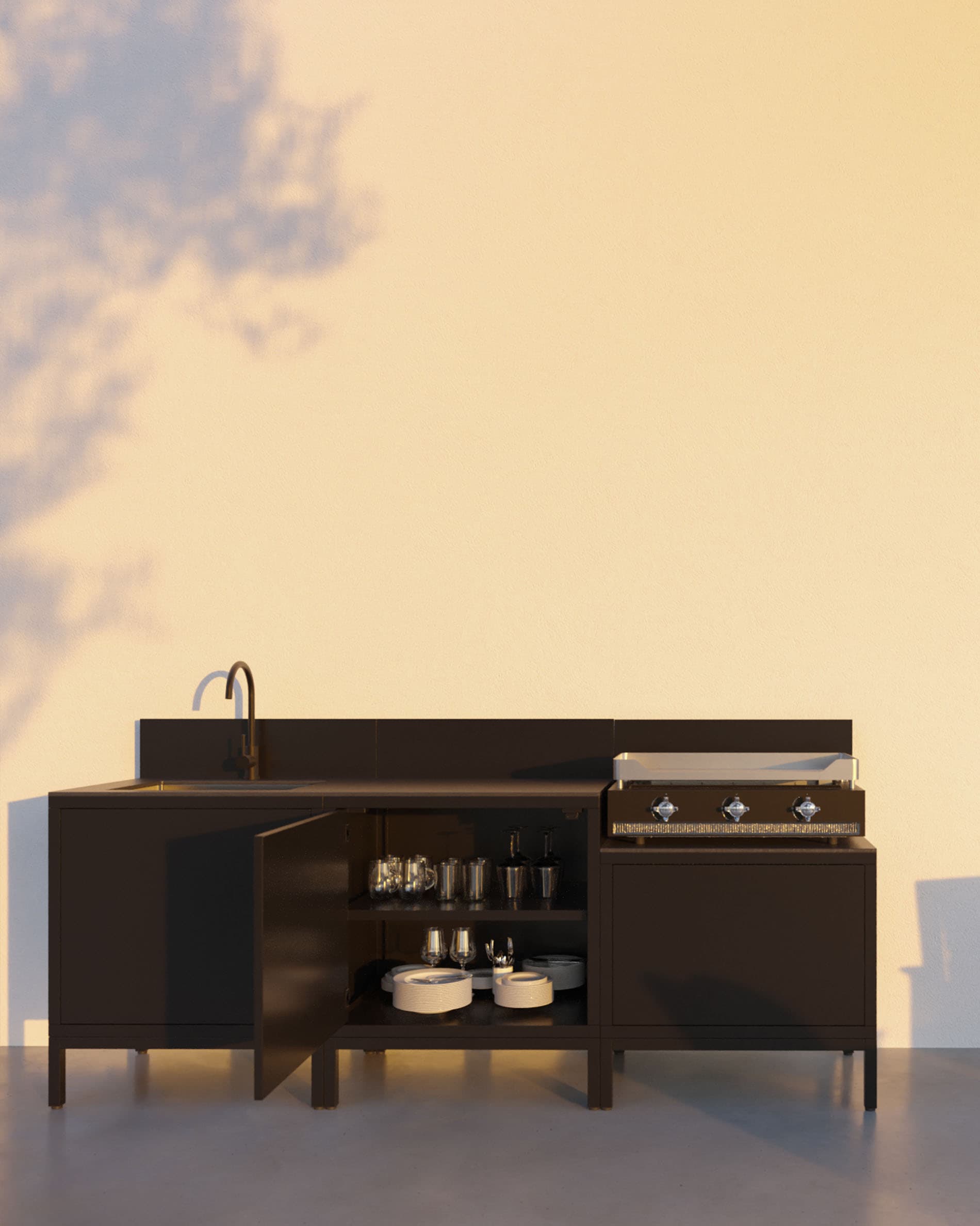 Cocina exterior sobre pilotes con plancha integrada, muebles en color negro, fregadero y estantes abiertos, mostrando el espacio de almacenamiento interior.