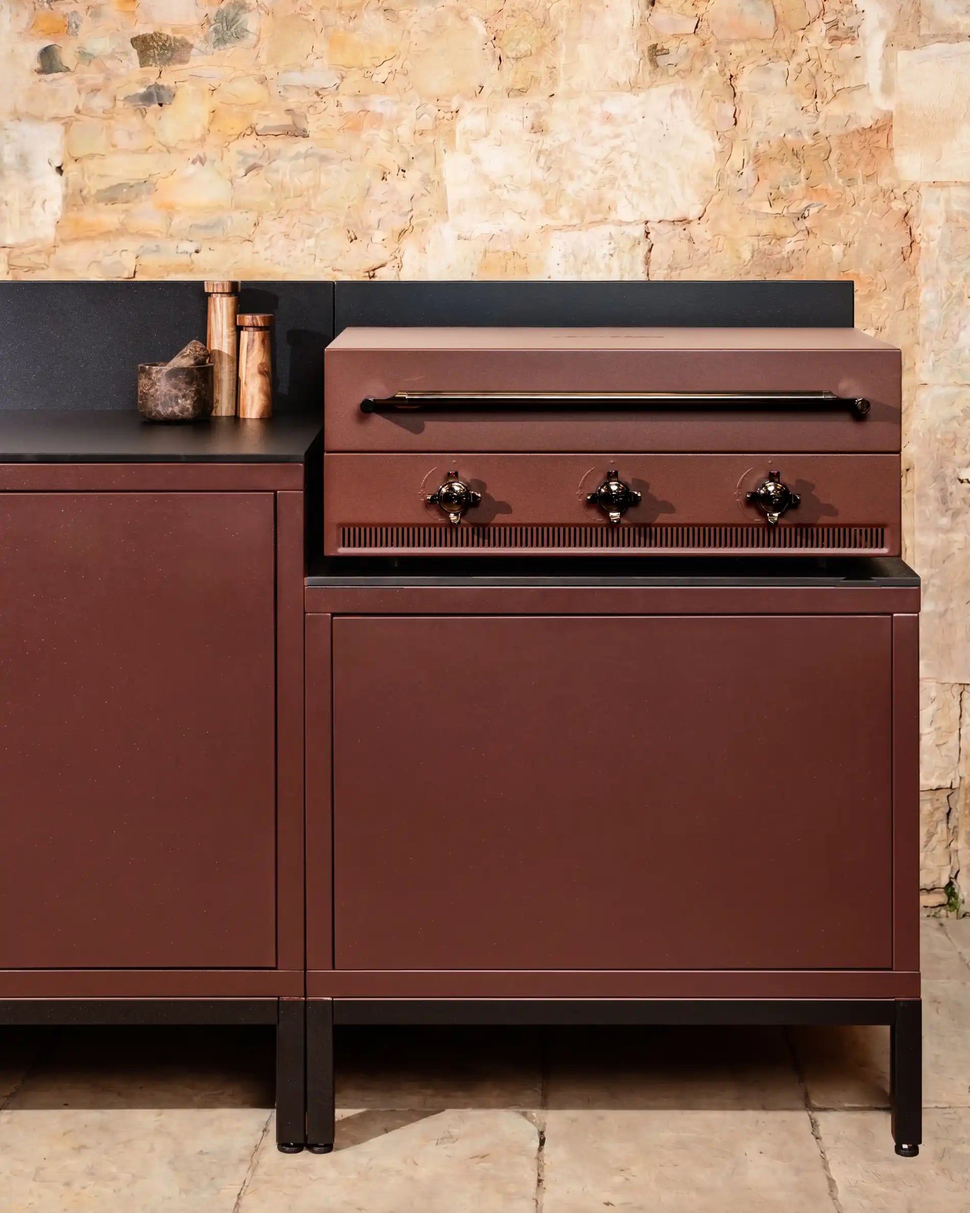 Cocina exterior Kokko rust con plancha y almacenamientos integrados