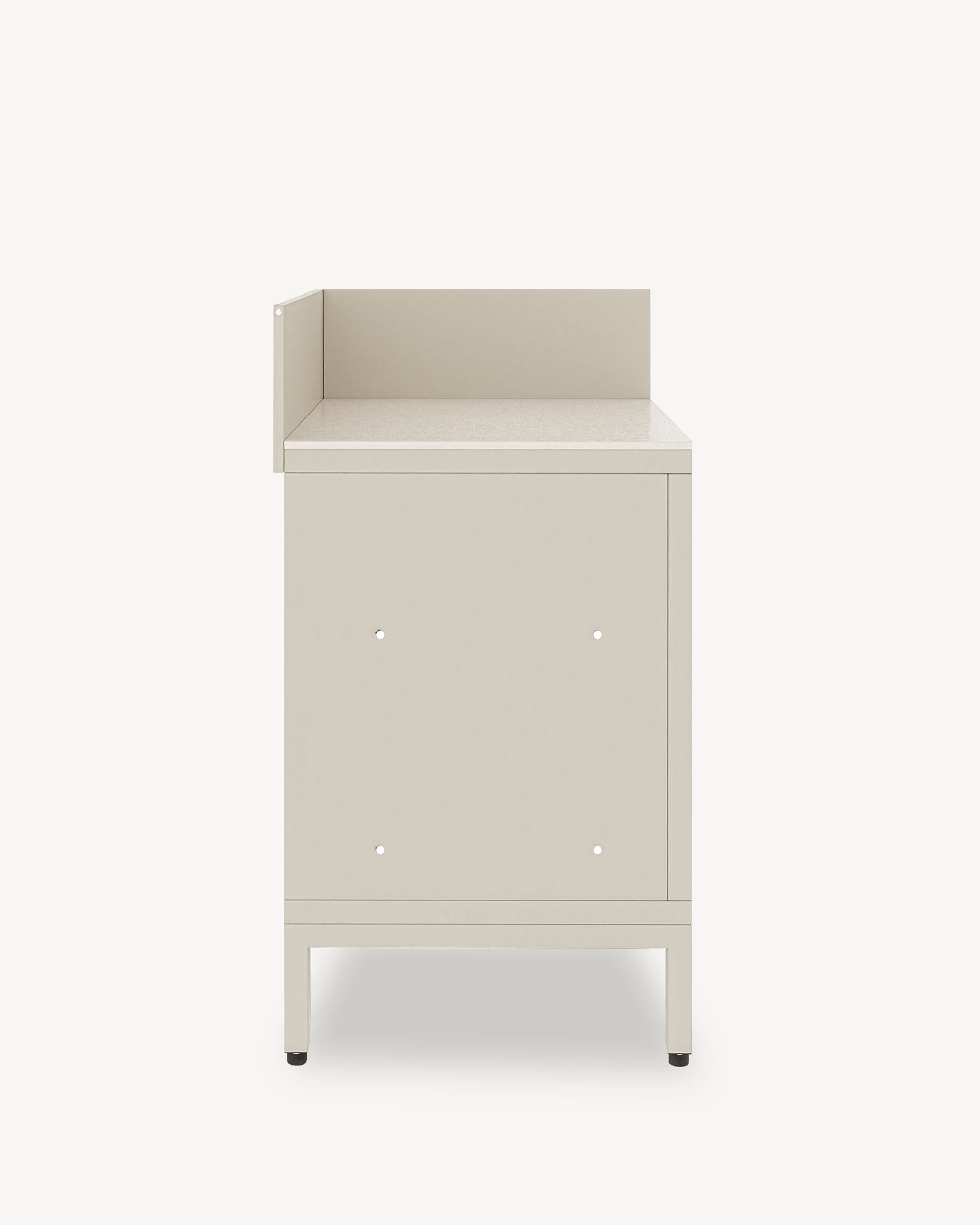 Módulo de cocina pilotis en esquina, mueble color crema con almacenamiento cerrado, encimera oscura y panel lateral integrado.