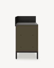 Módulo de cocina pilotis en esquina, mueble color verde oliva con almacenamiento cerrado, encimera oscura y panel lateral integrado.