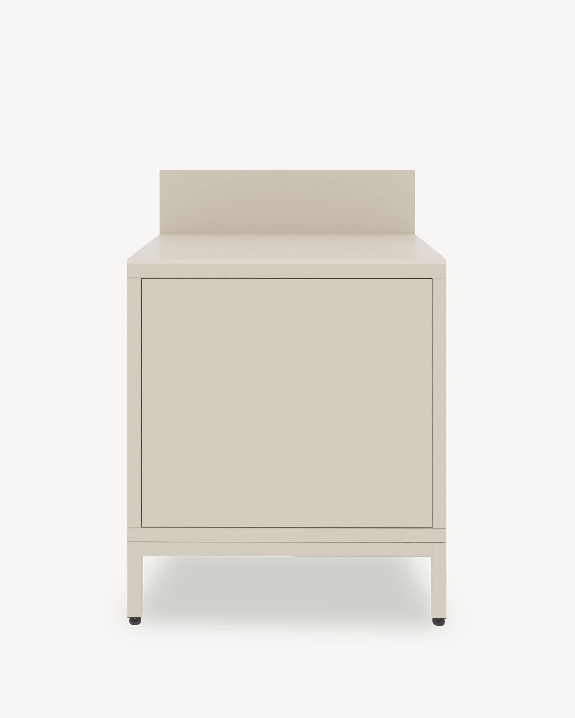 Módulo de cocina pilotis clásico, mueble color crema con almacenamiento cerrado, encimera oscura y panel protector integrado.