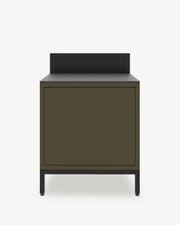 Módulo de cocina pilotis clásico, mueble en color verde oliva con almacenamiento cerrado, encimera oscura y panel protector integrado.