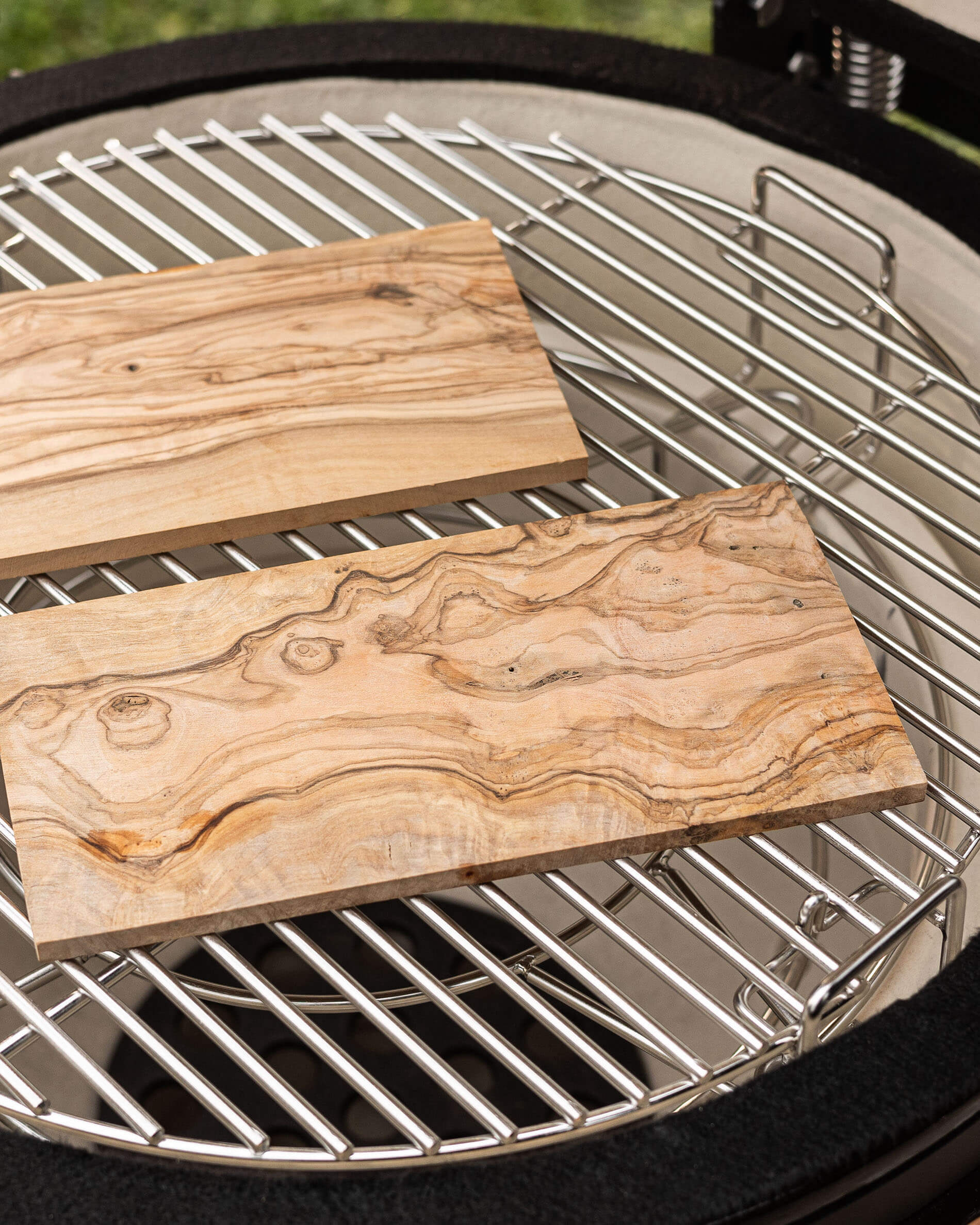 Tabla rectangular de madera sobre la parrilla