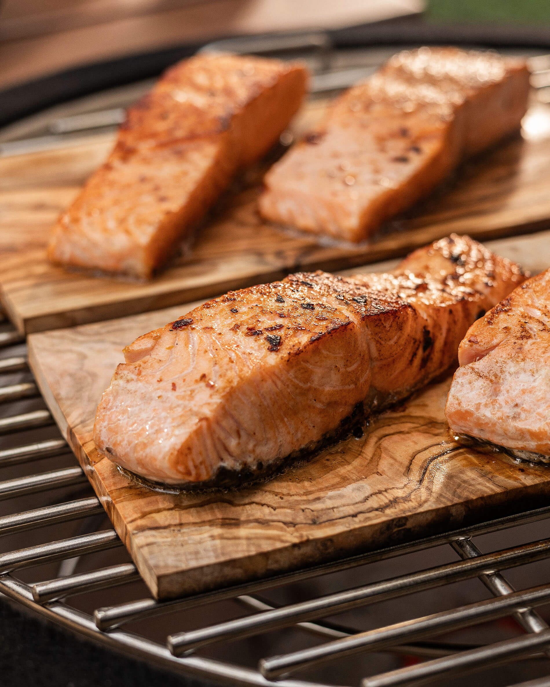 Tabla rectangular de madera con salmón